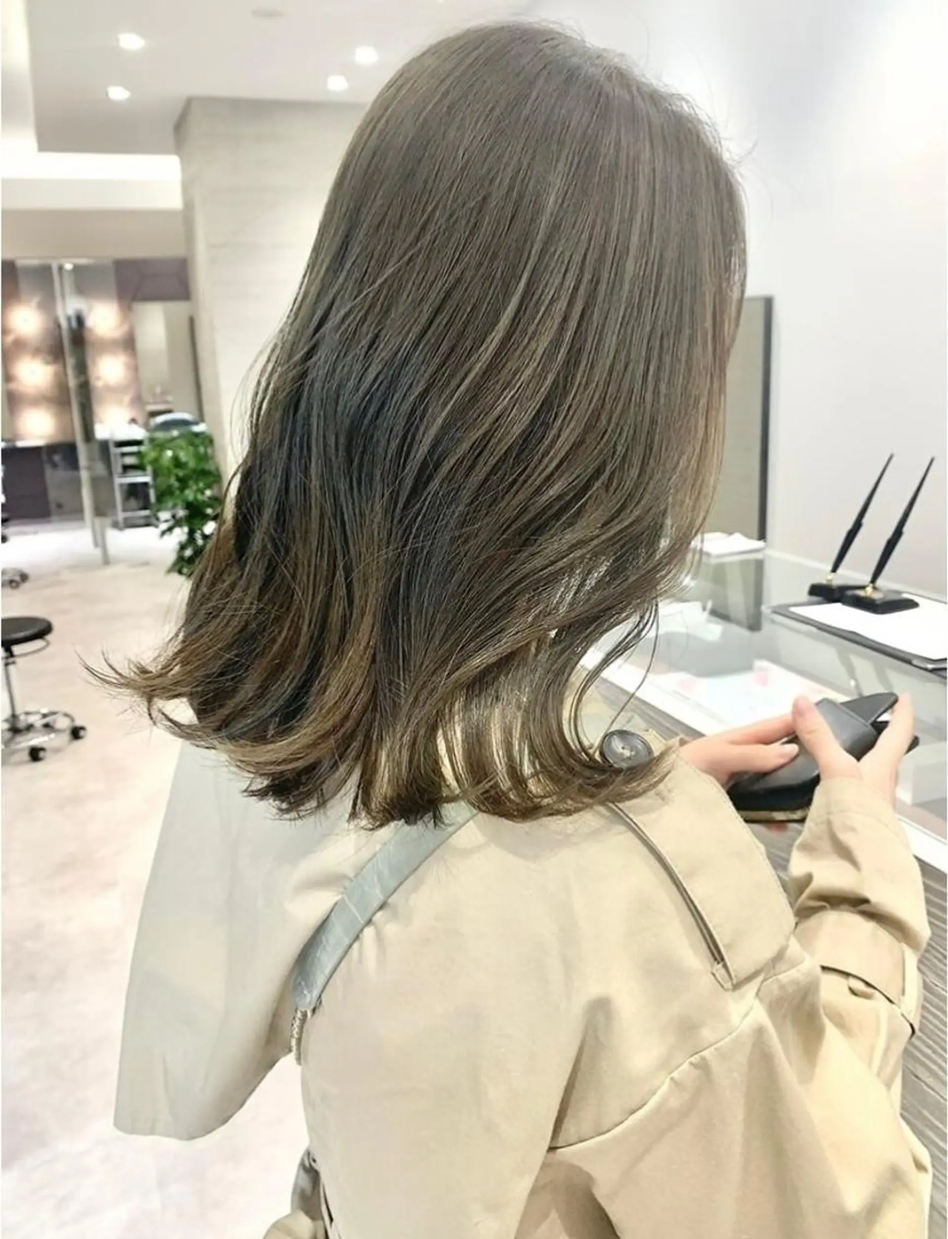 ミディアム サキ🤍ハイトーン 🩰くびれ巻きヘアのヘアスタイル