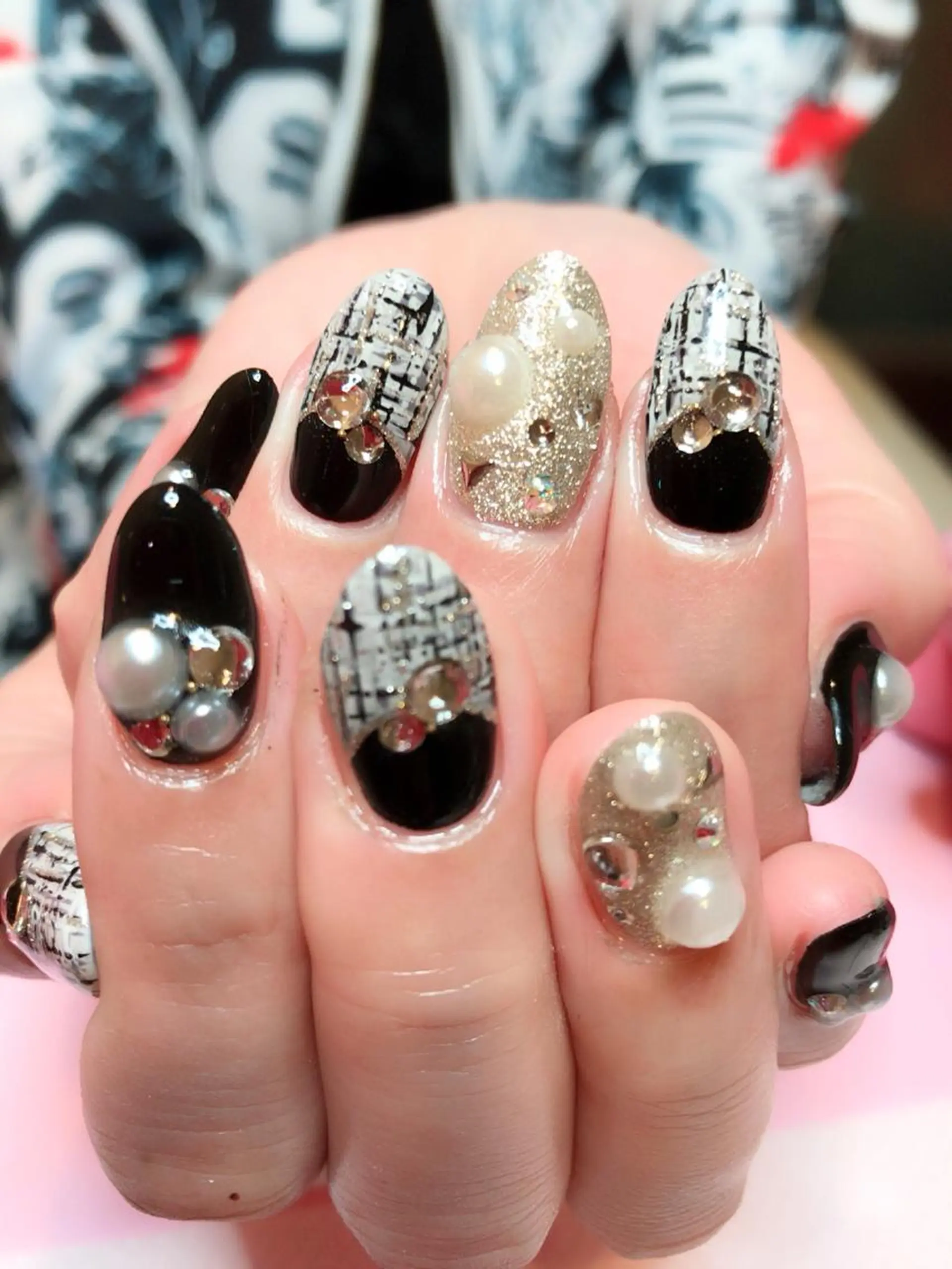 ネイル アートネイル ゴージャス ストーンネイル ネイル/耳つぼ /新ホワイトニングのネイルデザイン