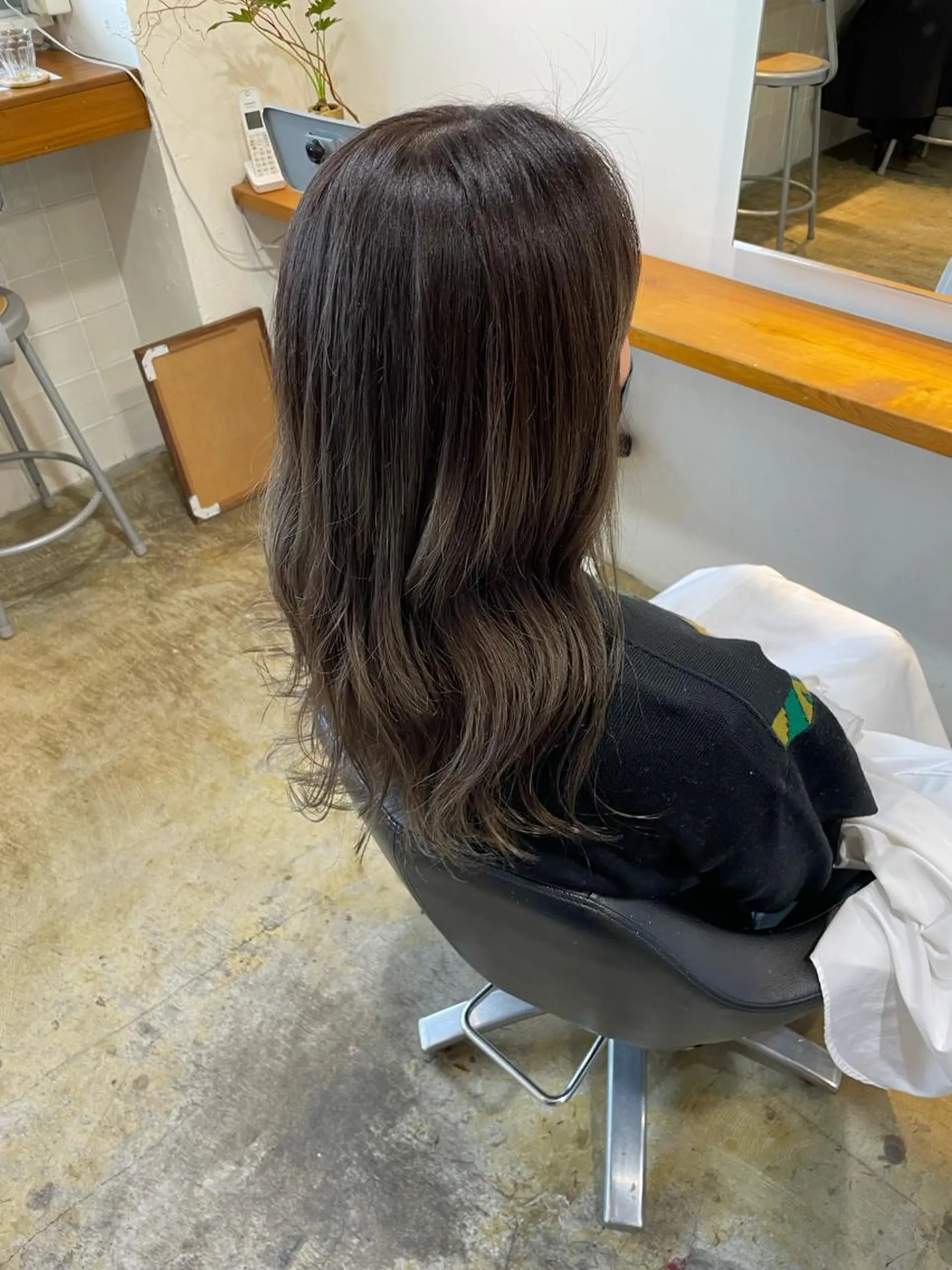 ミディアム カラー グレージュ ハイライトカラー オリーブグレージュ オリーブグレー ハイライト ヘアカラー トリートメント MIOベージュカラー 柔らかいカラーのヘアスタイル