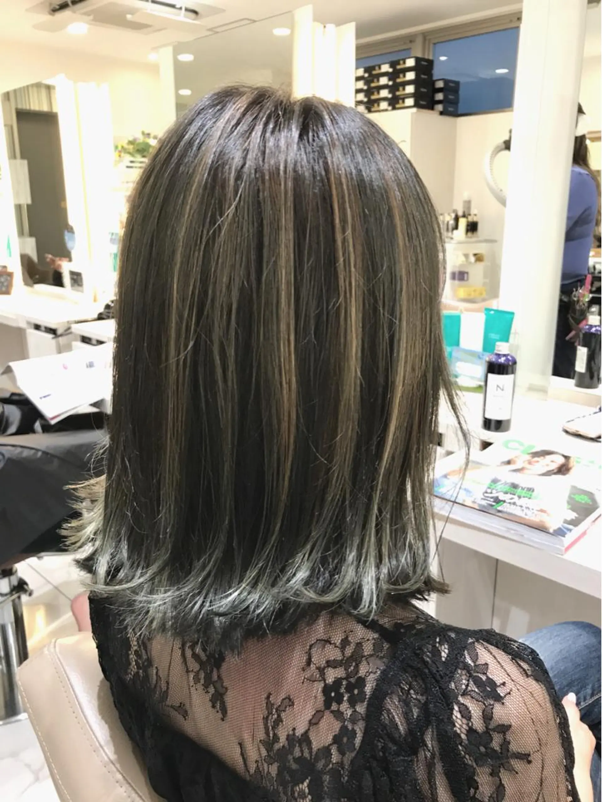 ショート カラー グレージュ ハイライトカラー ボブ ハイライト 外ハネヘア カット ヘアカラー 山崎俊輔/髪質改善 /バレイヤージュのヘアスタイル