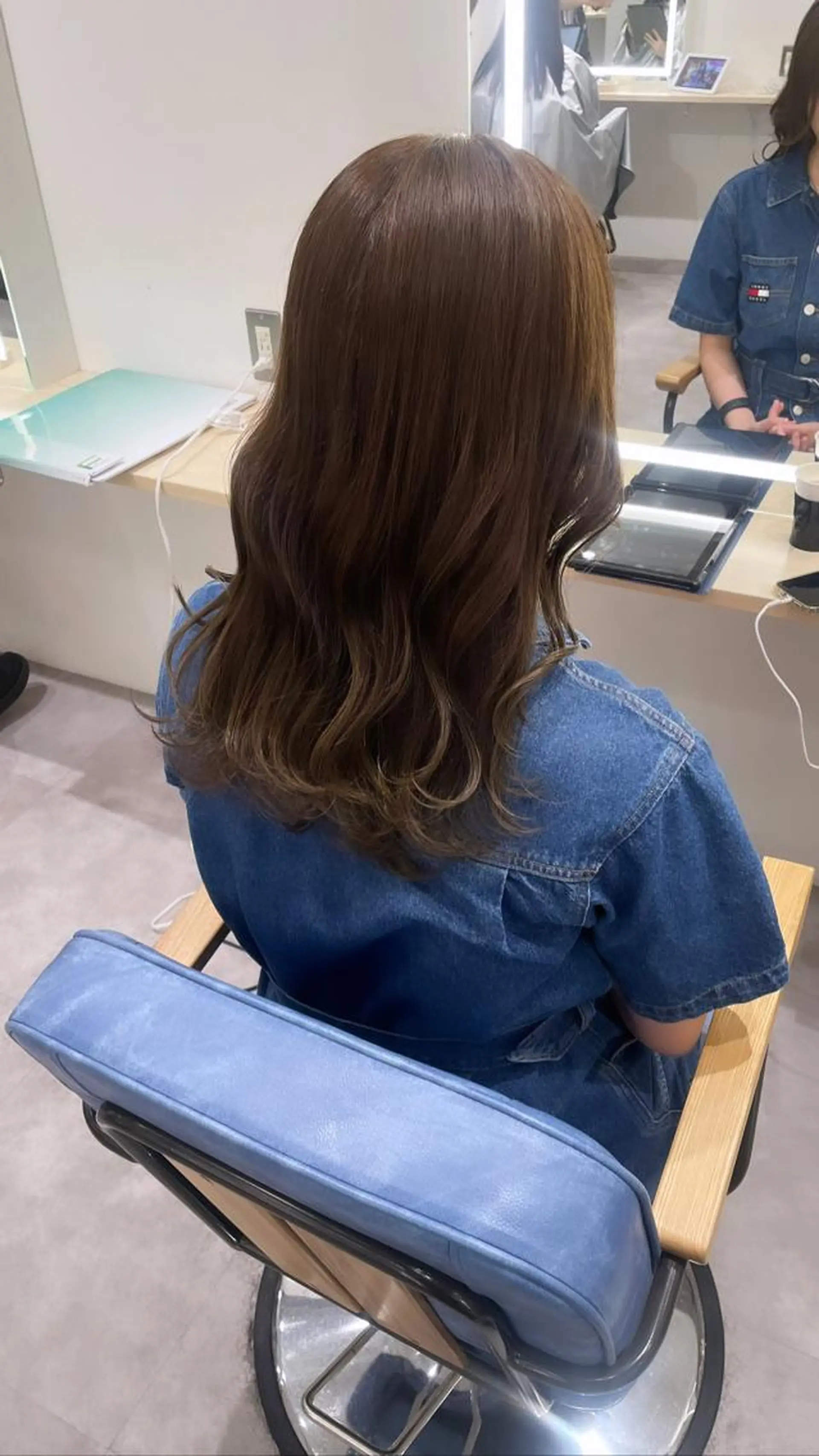 カラー ベージュカラー グラデーションカラー オリーブベージュ 安東留那 /レイヤーカットのヘアスタイル