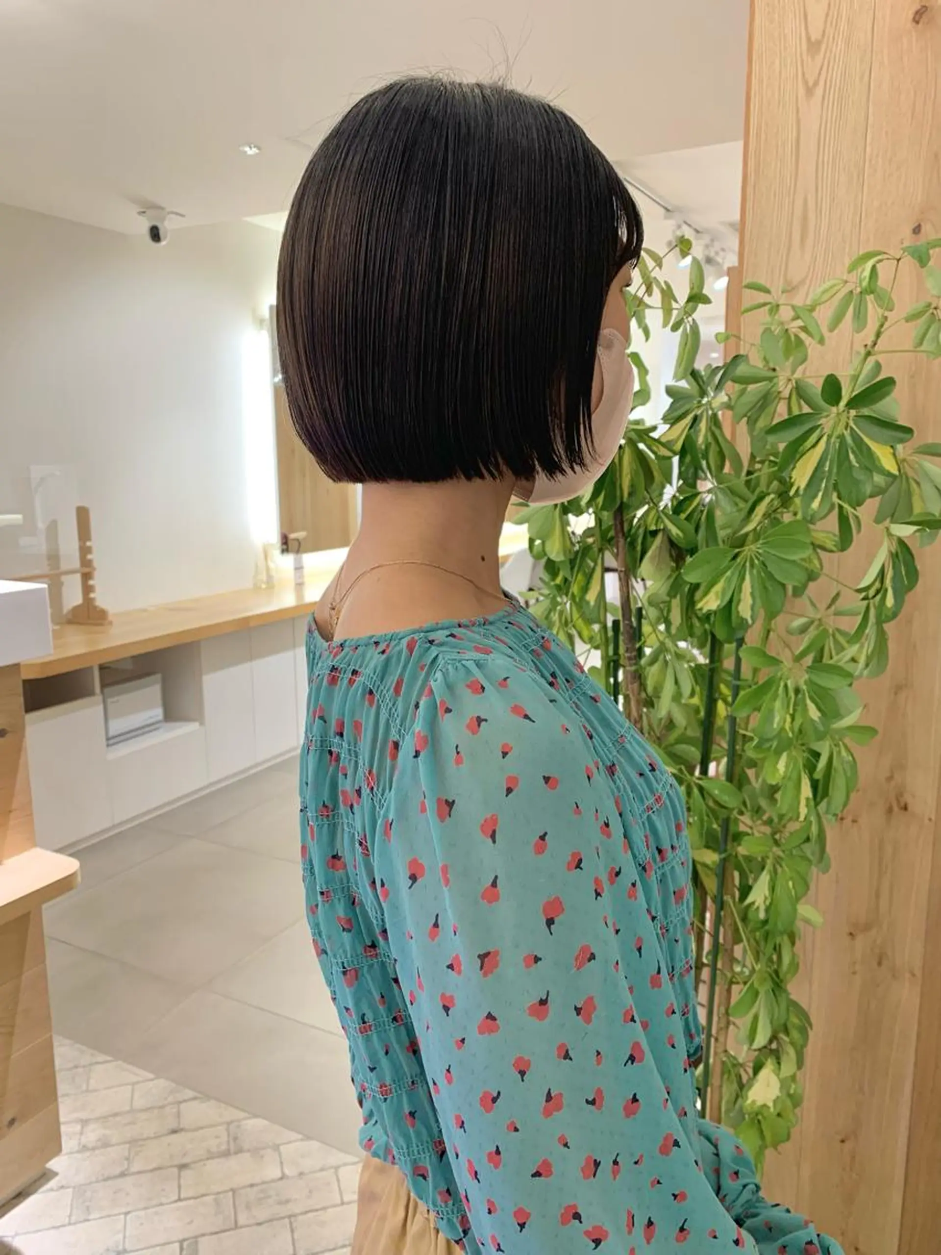 ミディアム SAKINO． ベージュカラーのヘアスタイル