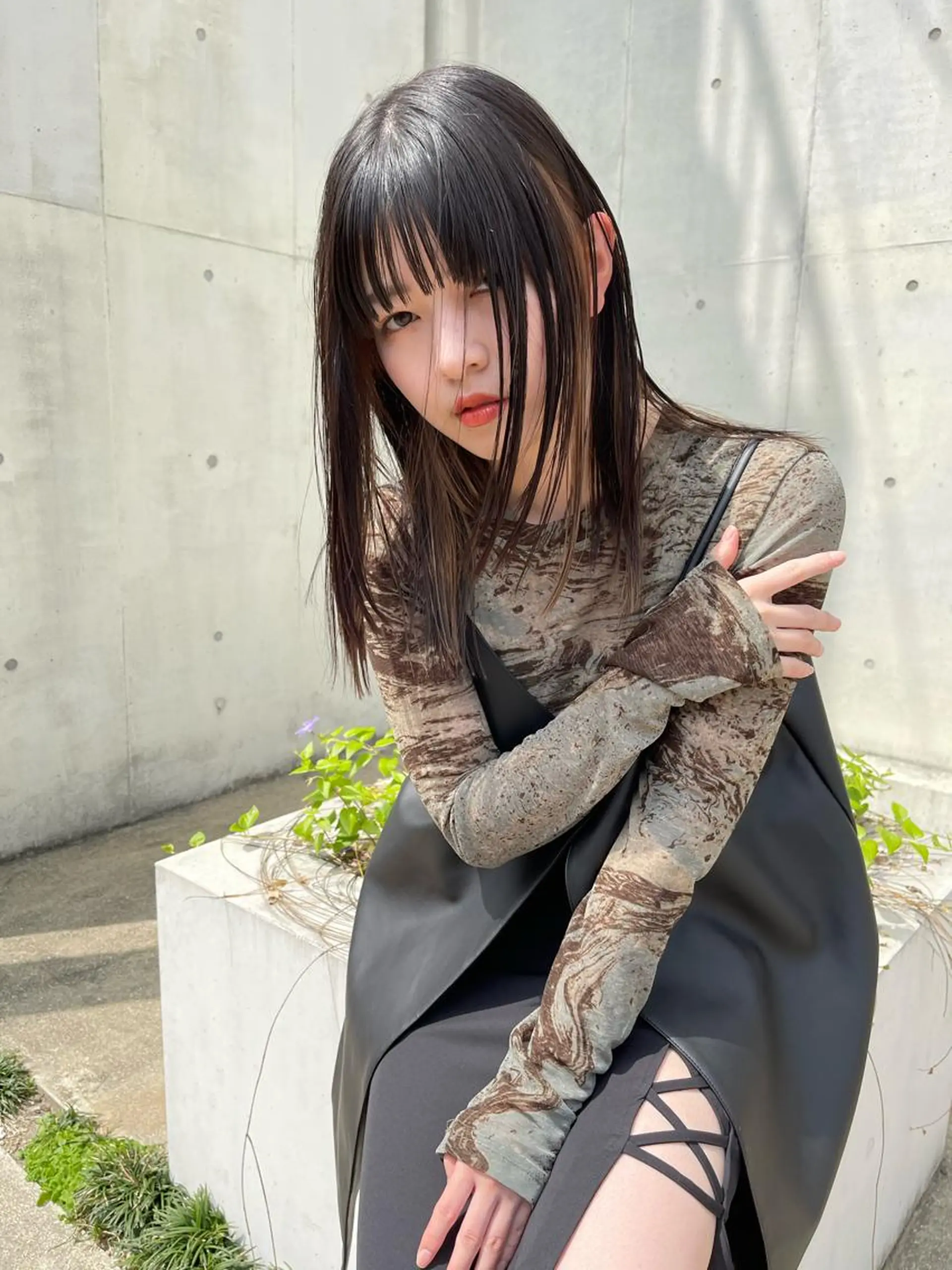 セミロング 顔まわりレイヤー デザインカットのヘアスタイル