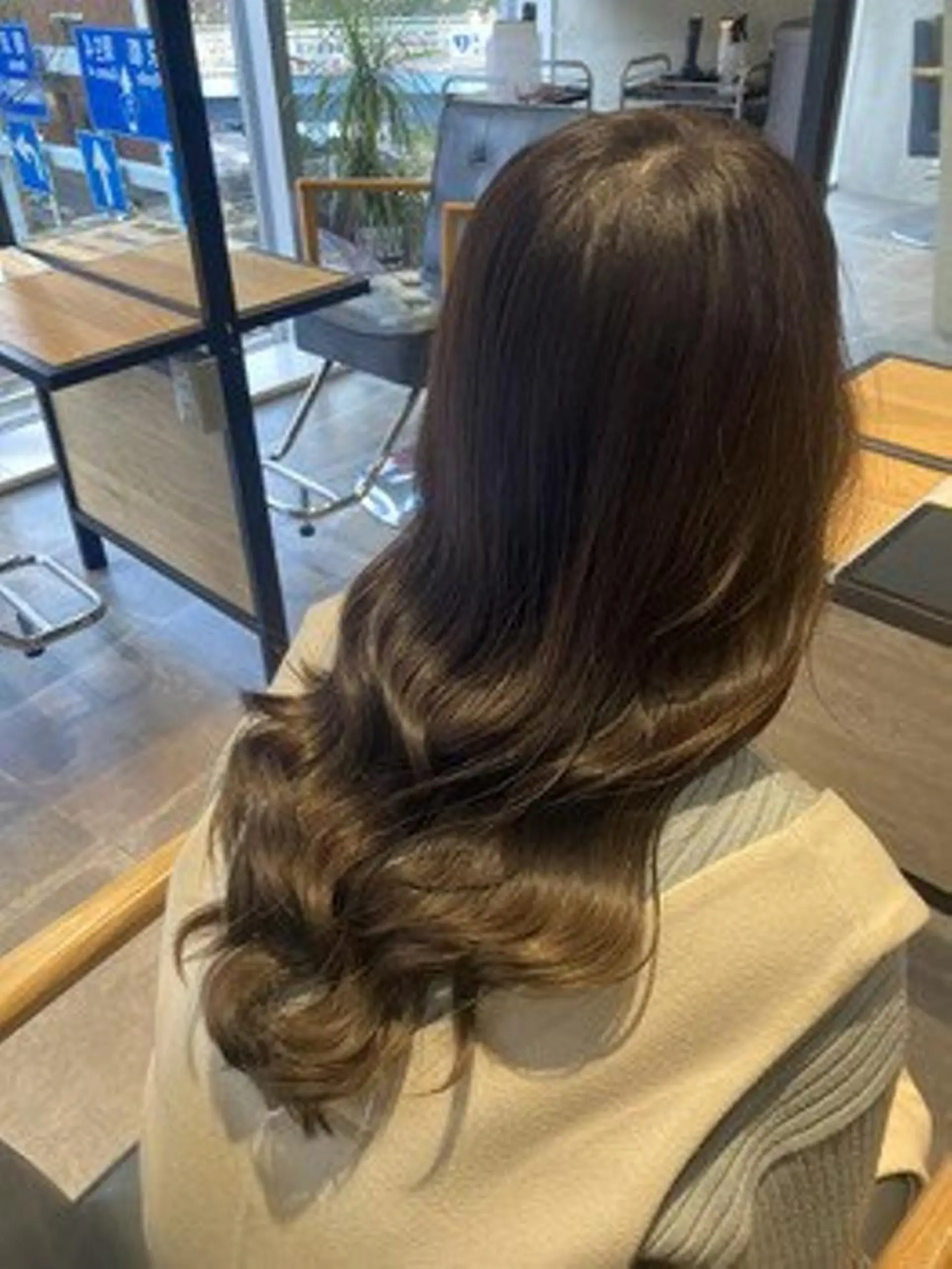 ミディアム カラー パーマ ヘアアレンジ ミディアムパーマ アディクシーカラー ベージュカラー ブリーチ ケアカラー カット ヘアカラー トリートメント ヘアケア特化型サロン newi 梅田のヘアスタイル