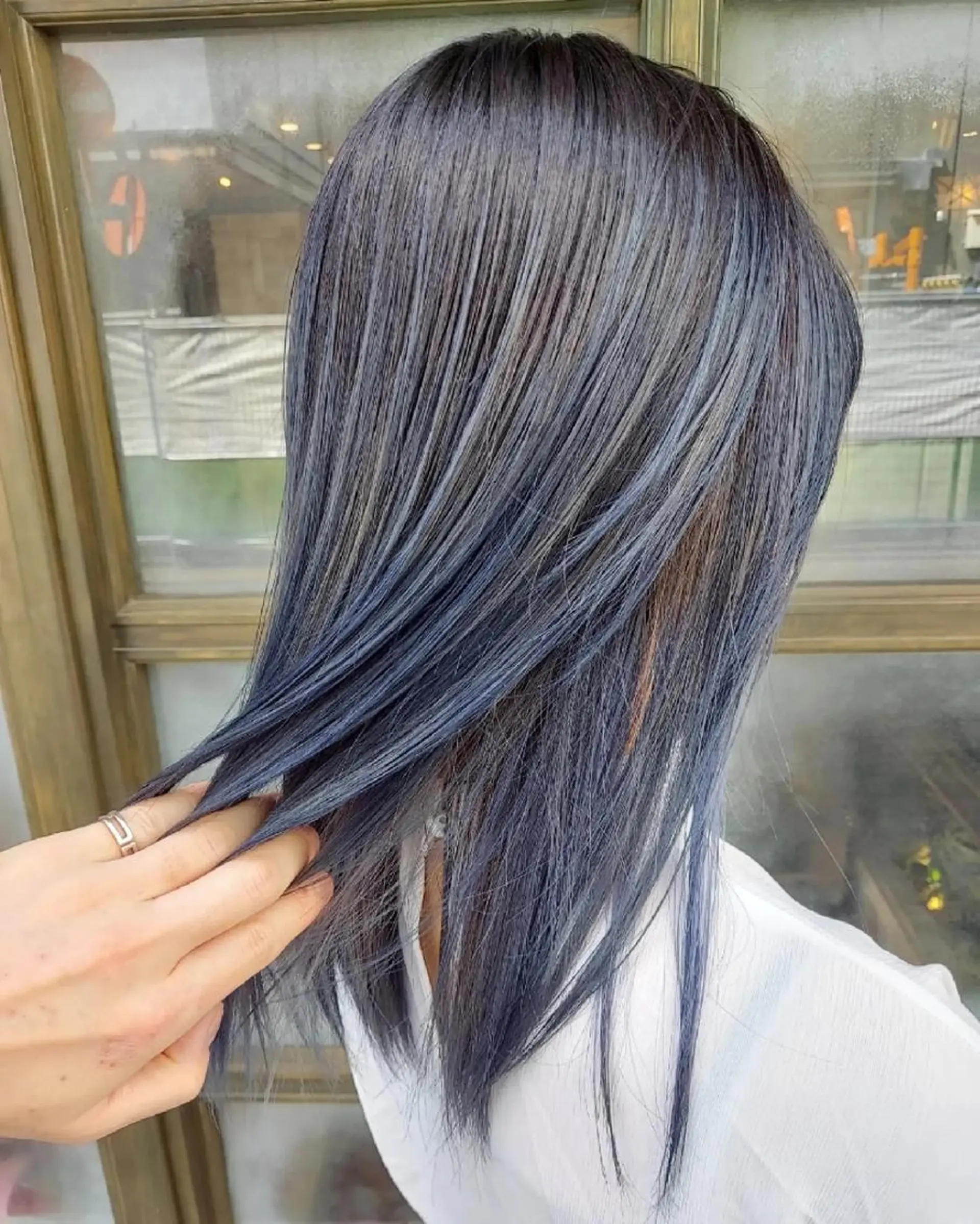 セミロング カラー バレイヤージュ ブルーカラー レイヤーカット ブリーチ・ハイトーン 特化🎉内山のヘアスタイル