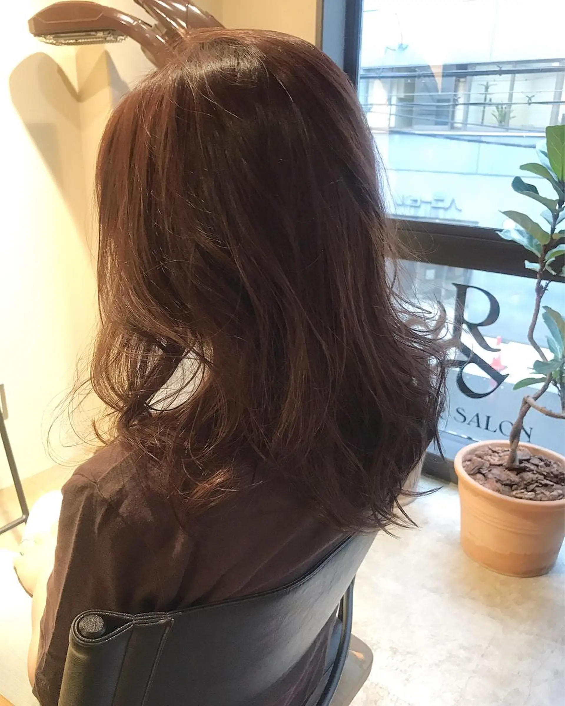 セミロング カラー アッシュ アッシュブラウン ブラウンカラー ケアカラー くびれヘア RHAIRSALON 西山梓のヘアスタイル