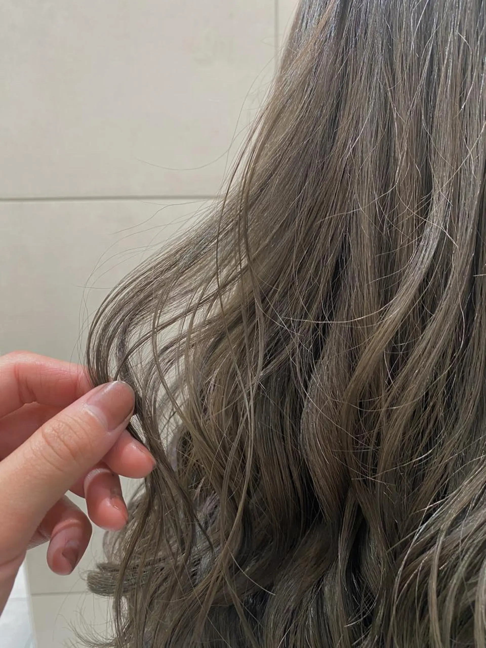 ロング カラー グレージュ 透明感カラー 天羅のヘアスタイル