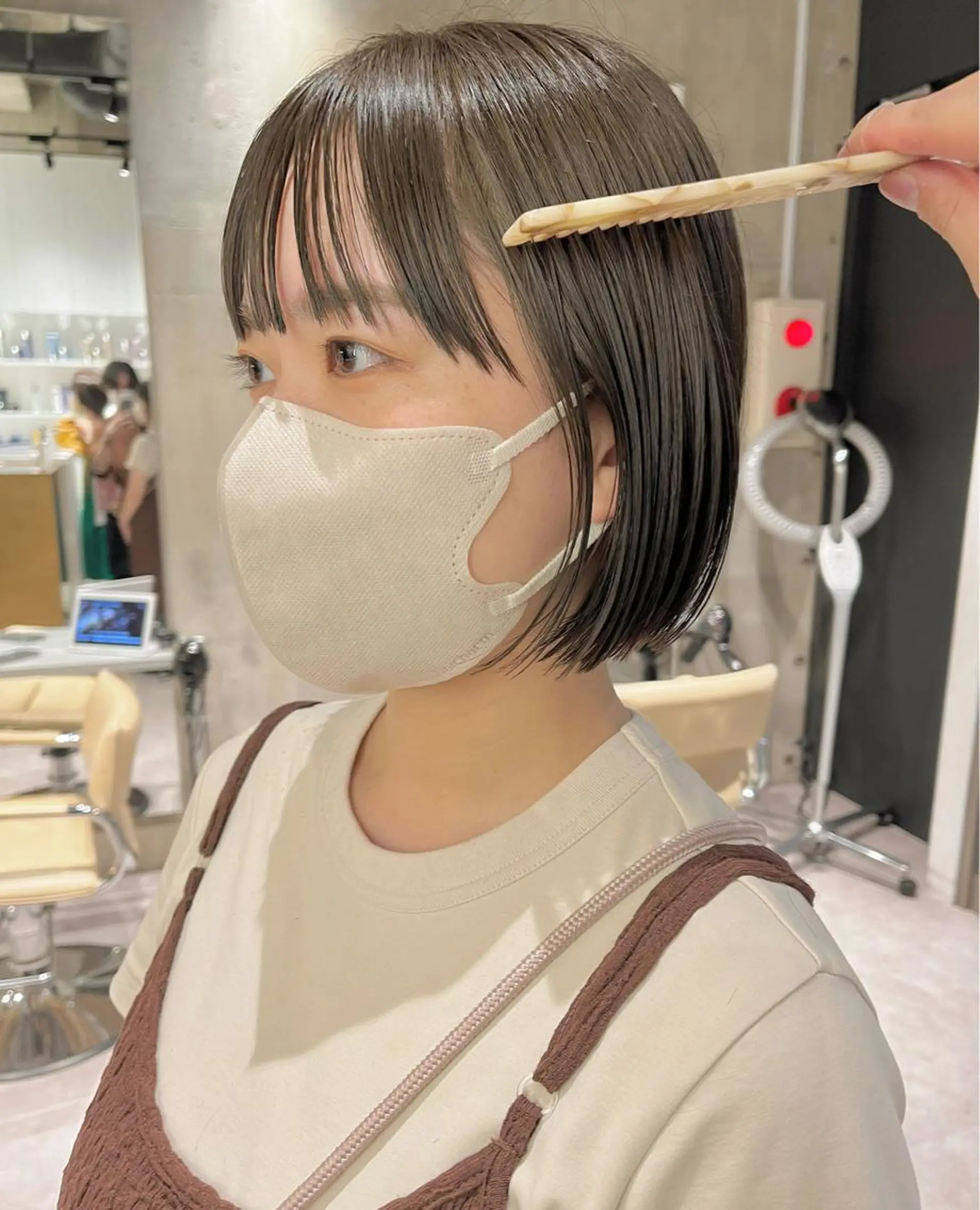 ショート カラー ベージュカラー オリーブベージュ iLi 《イリ》のヘアスタイル