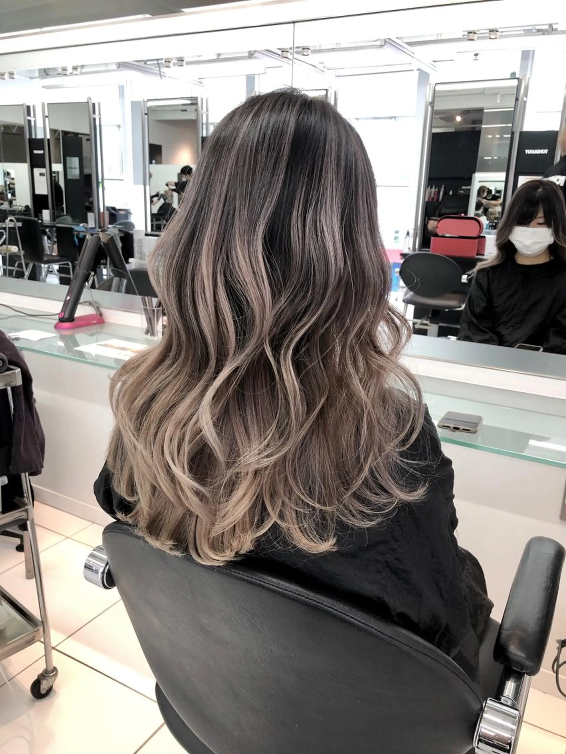 ロング 白髪ぼかしモデル募集 赤岡翔太のヘアスタイル