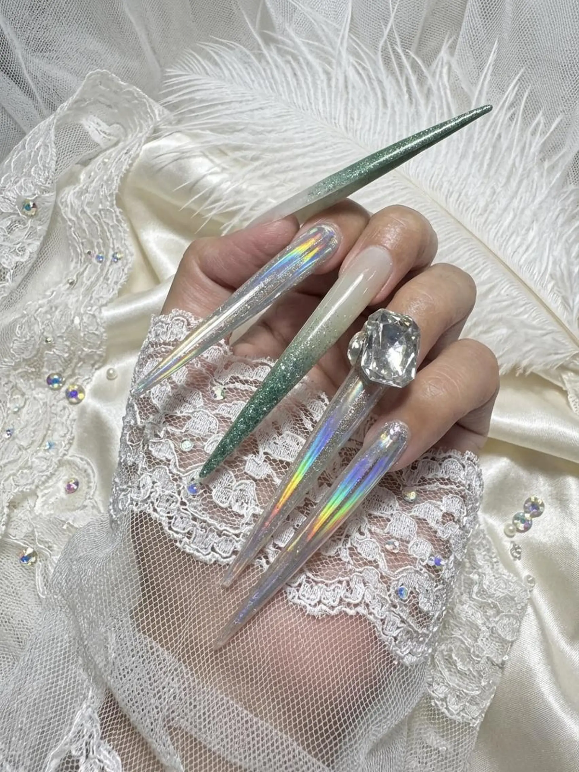 ネイル オーロラネイル フラッシュネイル グリーン ラメ(グリッター) ロングネイル UNABOMBA (24時間営業)のネイルデザイン