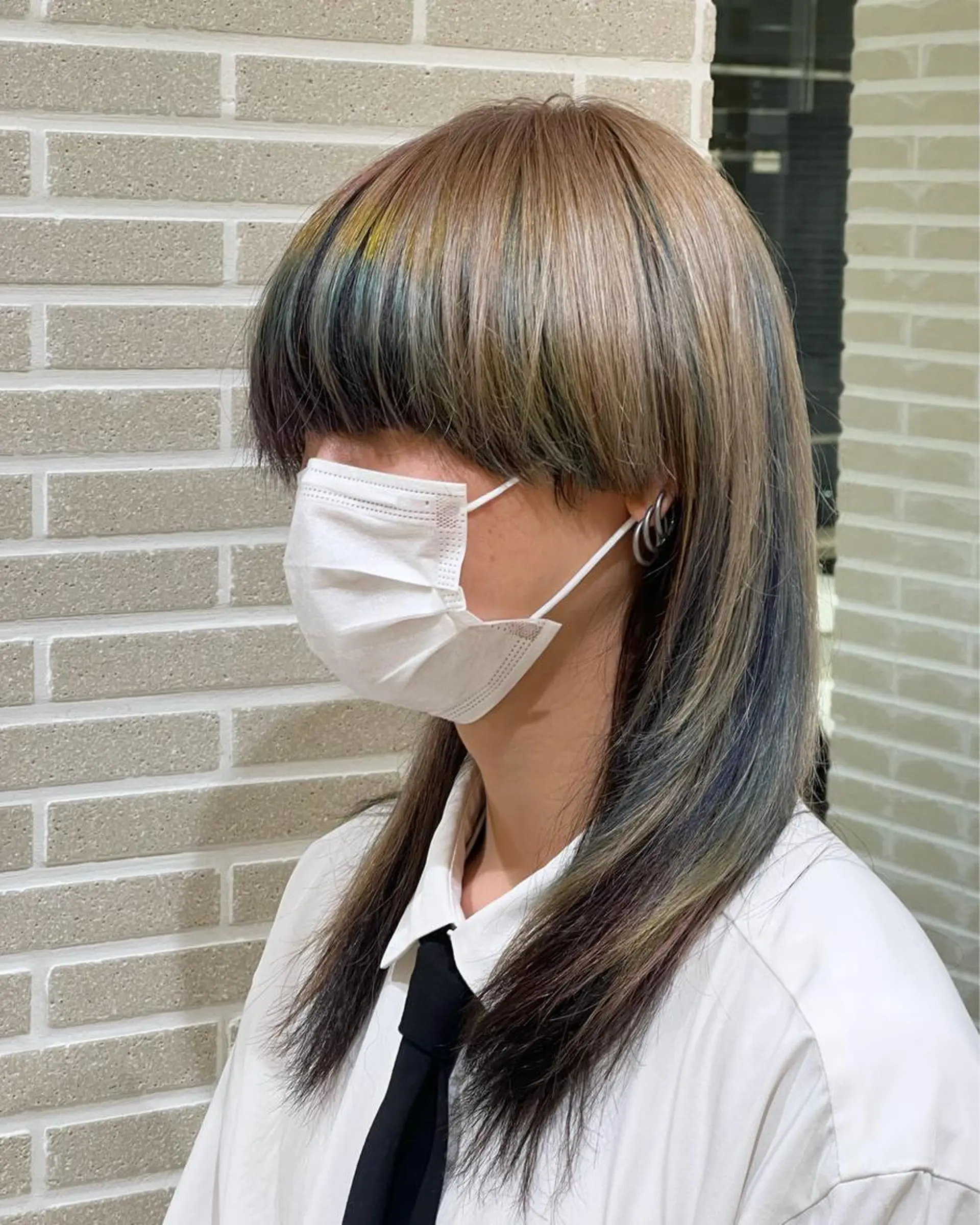 セミロング カラー デザインカラー 赤本悠斗波巻きパーマ メンズパーマのヘアスタイル