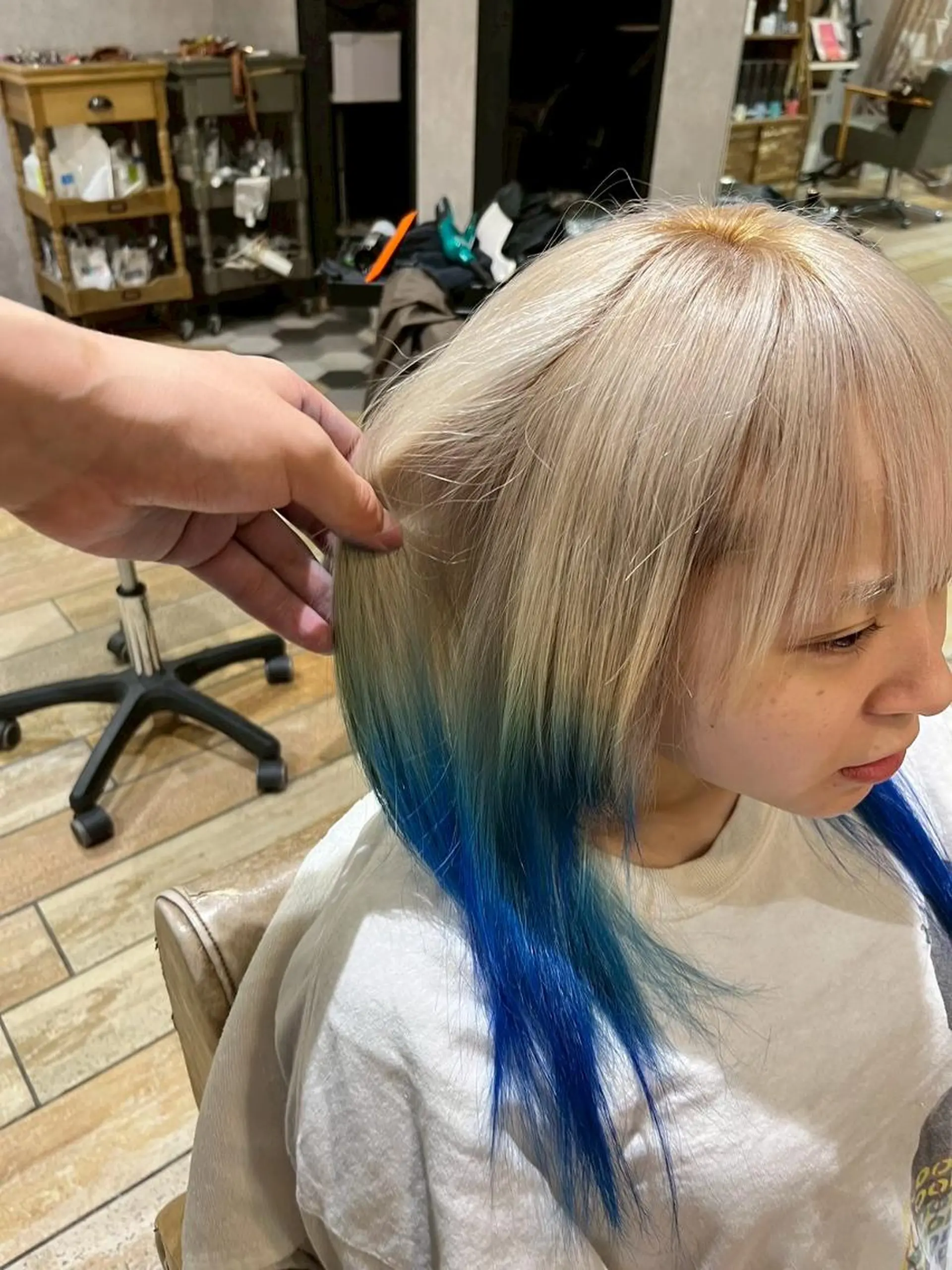 カラー ウルフカットデザイン カラー特化アールイーのヘアスタイル