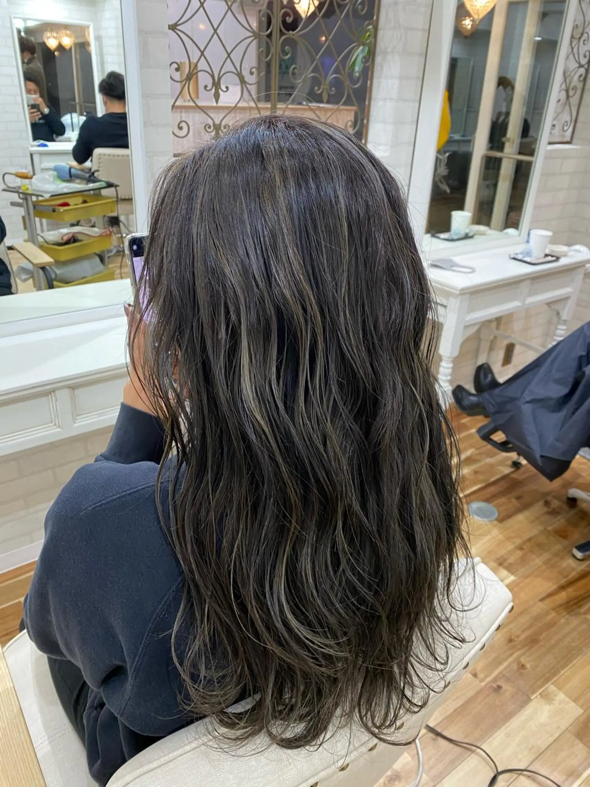 ロング ハイライト 岩尾 凪のヘアスタイル