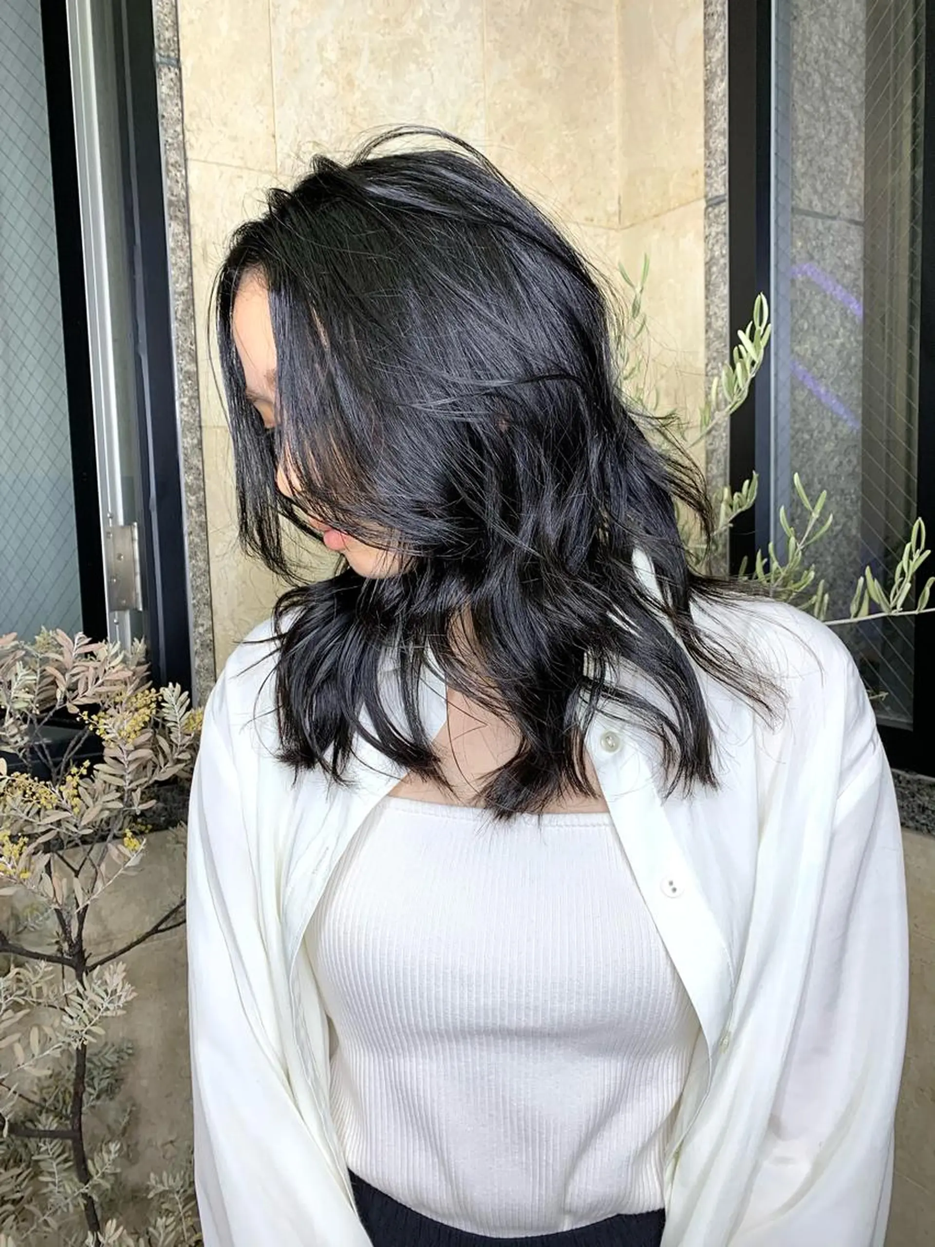 ミディアム カラー ヘアアレンジ 🌟小顔レイヤー× 赤み消し透明感カラーのヘアスタイル