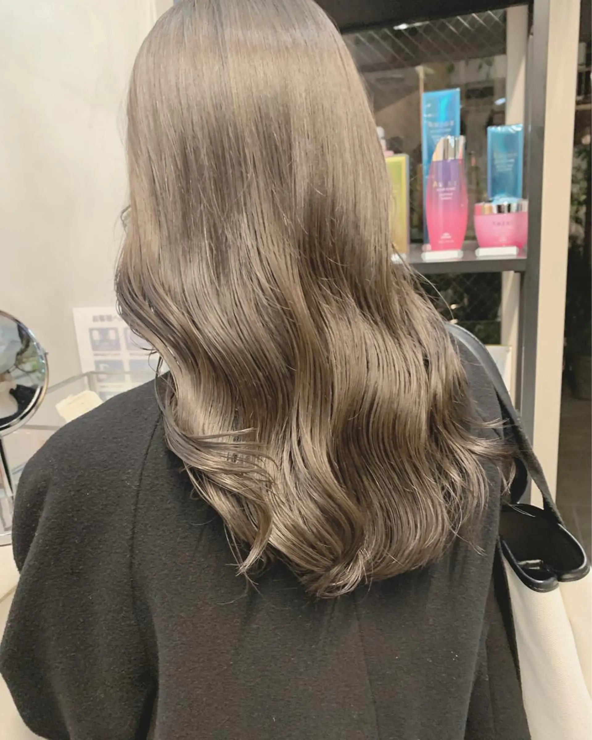 ミディアム カラー マツエク・マツパ カット ヘアカラー トリートメント ハイトーンボブ 前田 表参道　グレージュのヘアスタイル