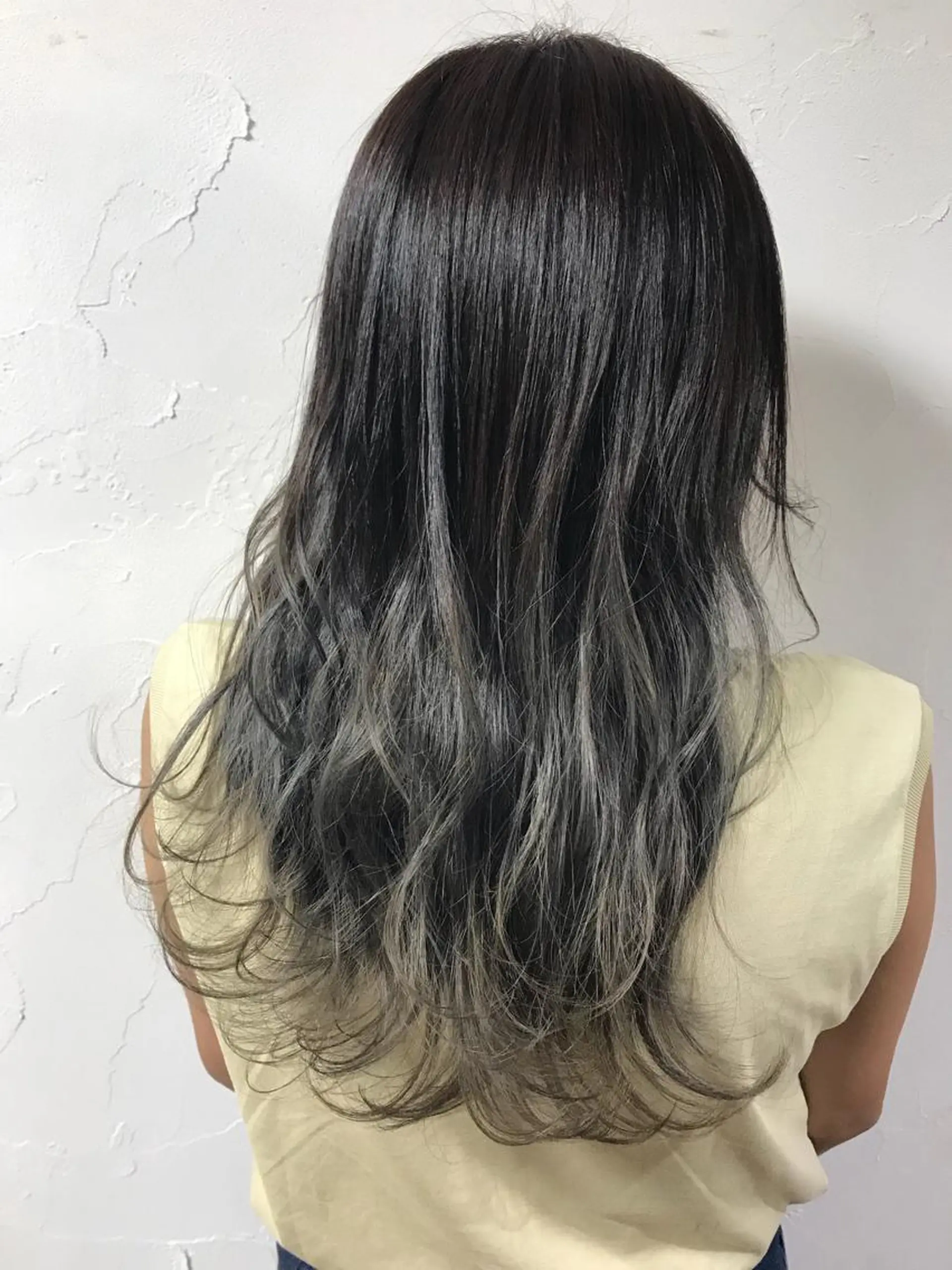 セミロング カラー ブリーチ グラデーションカラー シルバー 柾本 寛貴のヘアスタイル
