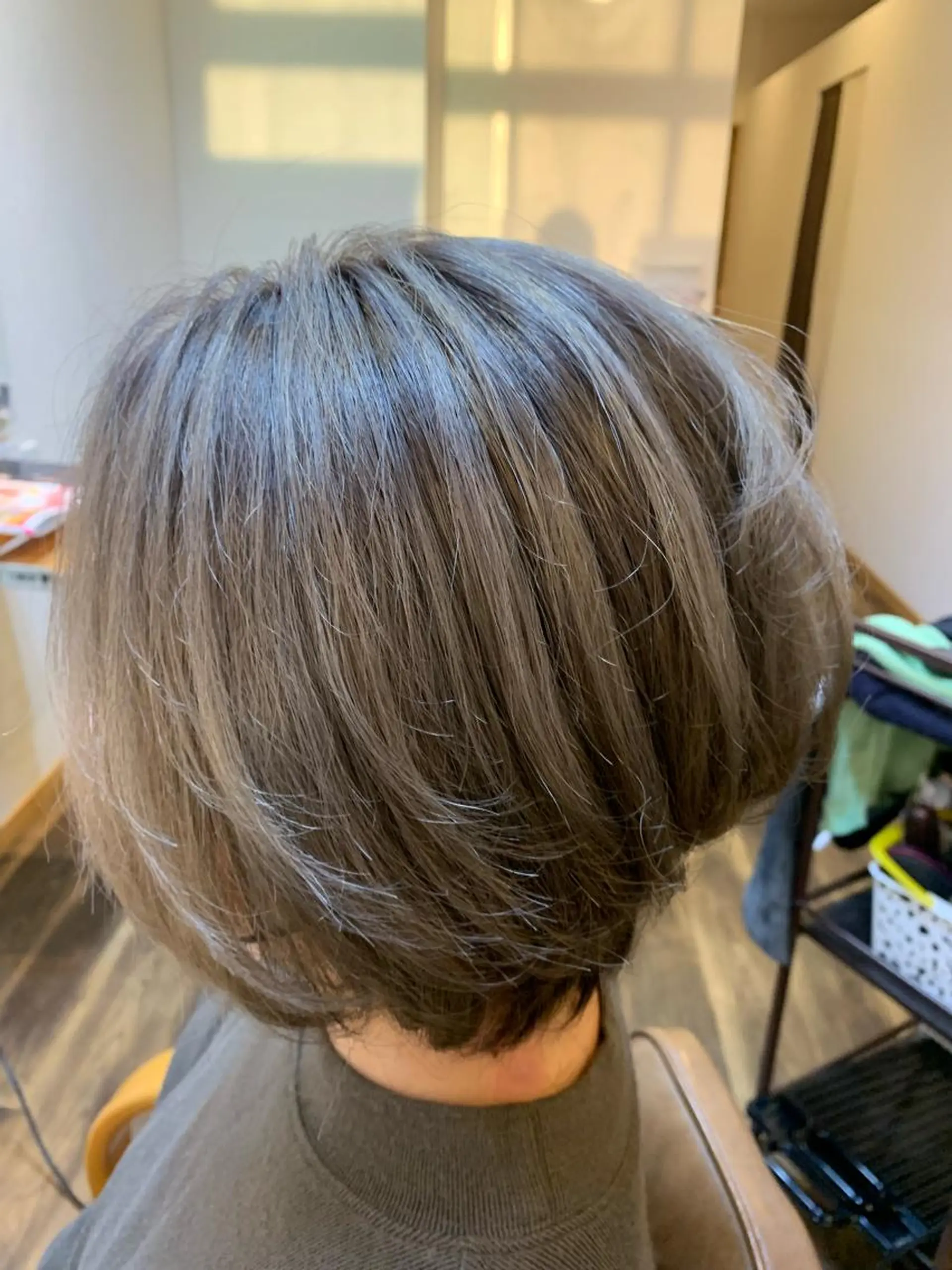 ショート カラー ブリーチ 石川 奈緒子のヘアスタイル