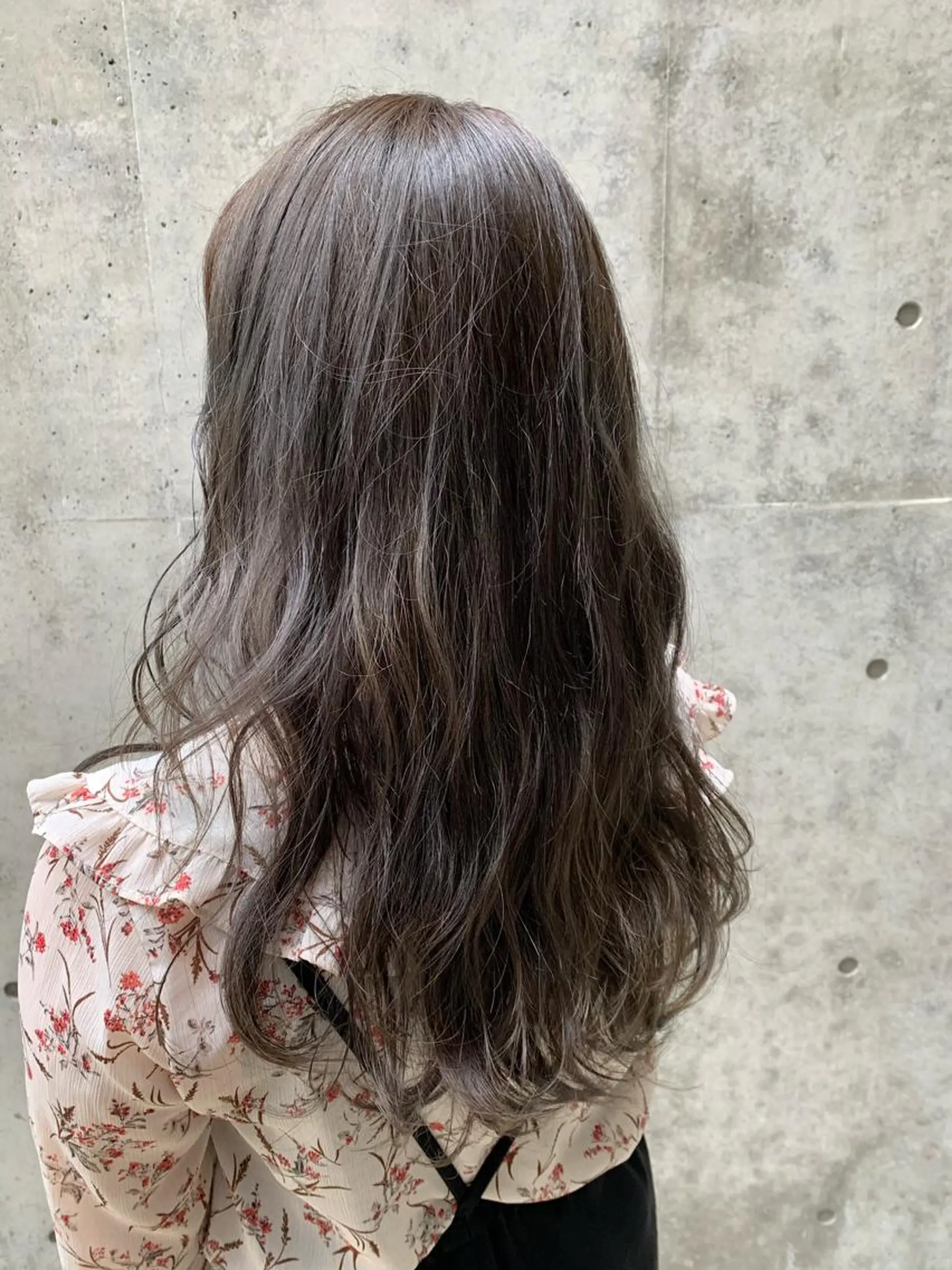 セミロング カラー パーマ ヘアアレンジ グレージュ カーキグレージュ 加藤 綾華のヘアスタイル