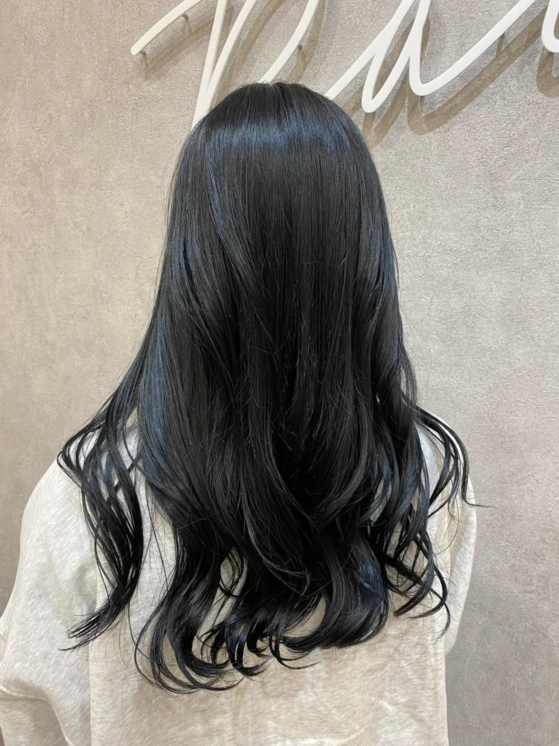 カラー 黒髪 ブルーカラー ブルーブラック レイヤーカット・透明 感カラー✨️春山栞菜のヘアスタイル