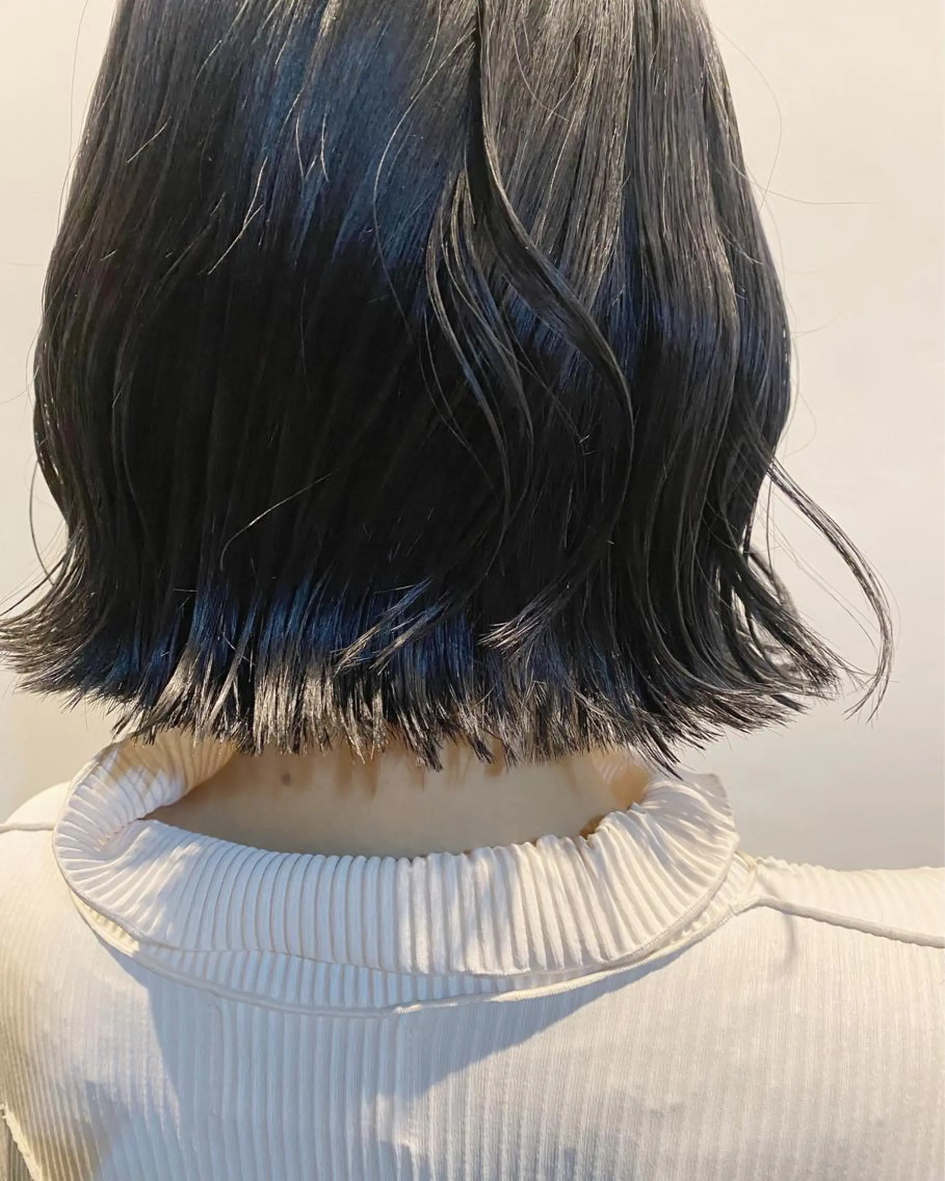 ショート カラー 黒髪 ブリーチ ブルーカラー ブルーブラック ブリーチなしカラー tonari 梅田、中崎町のヘアスタイル