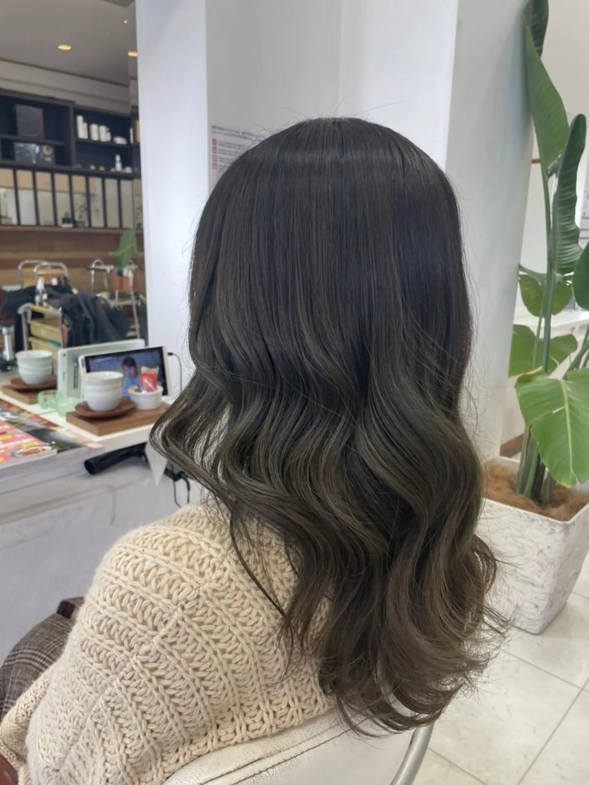 カラー ロング バレイヤージュ ベージュカラー オリーブベージュ レイヤーカット カット ヘアカラー トリートメント Hair VERDEのヘアスタイル