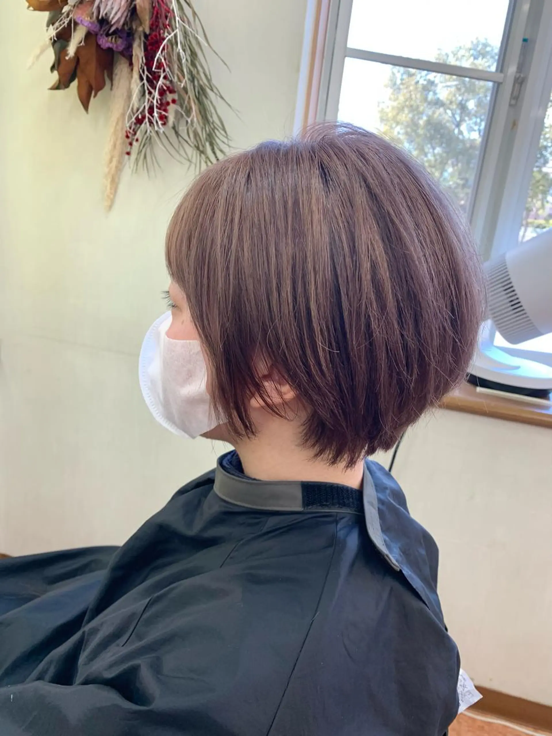 ショート カラー ベージュカラー yui .のヘアスタイル