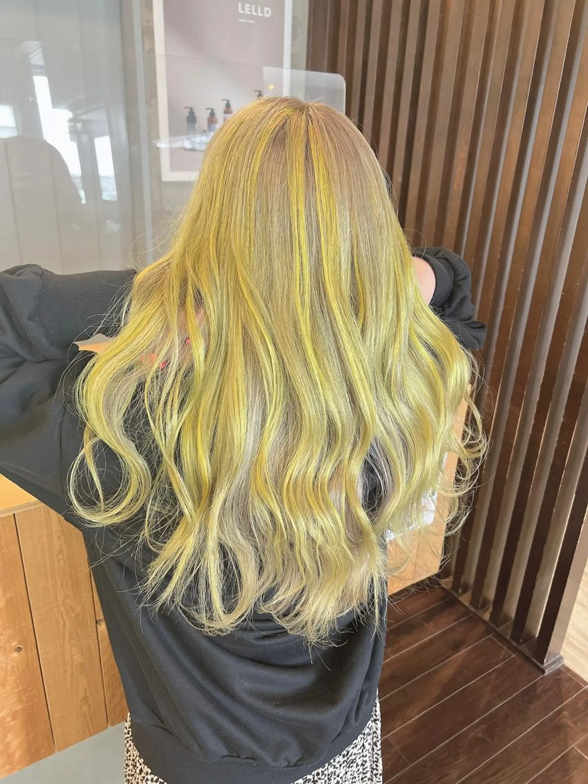 セミロング イエローカラー 具志 正太のヘアスタイル