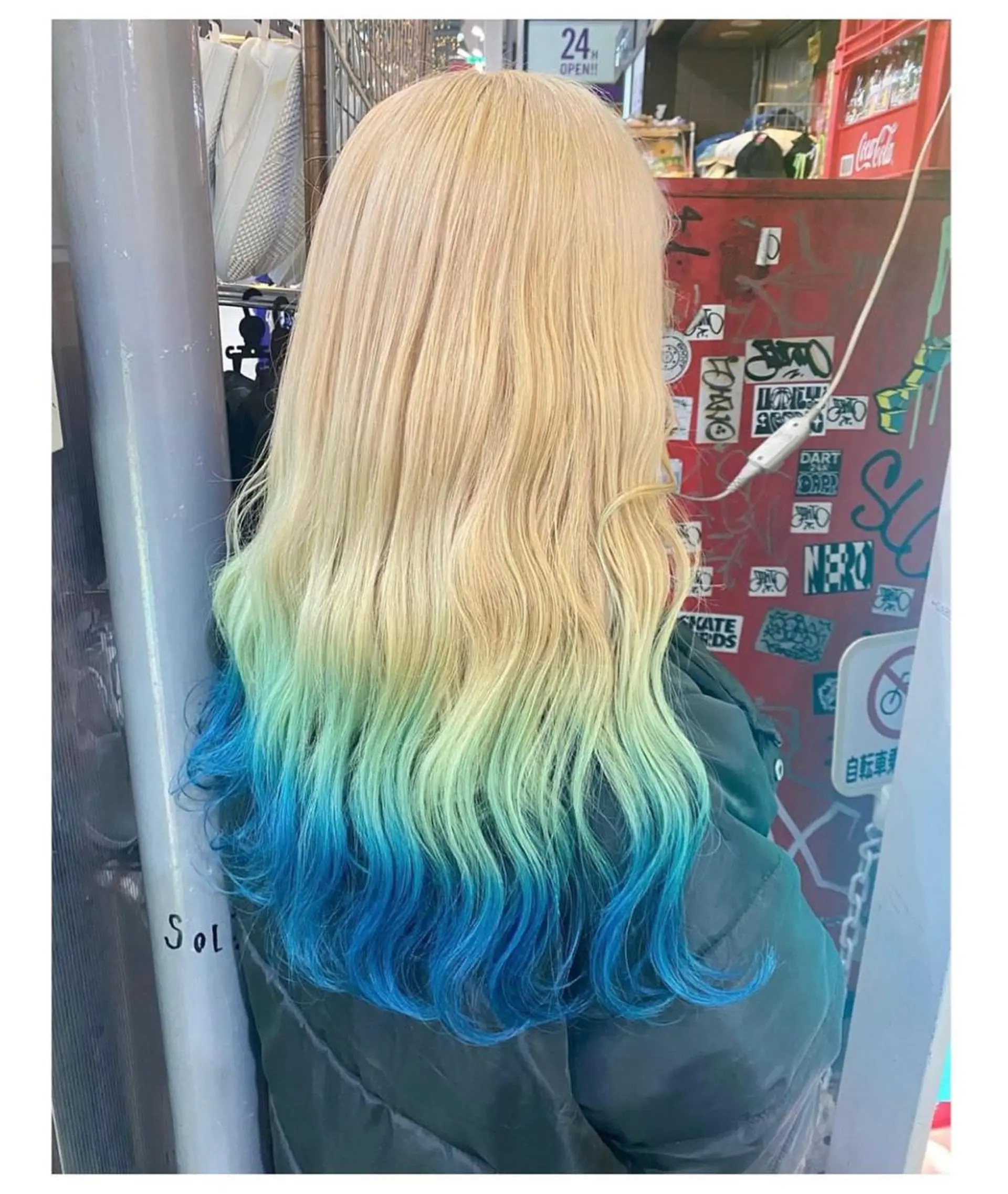 ロング カラー ブロンド ブルーカラー グラデーションカラー ヘアカラー TSUNO🦖 派手髪/オタク美容師のヘアスタイル