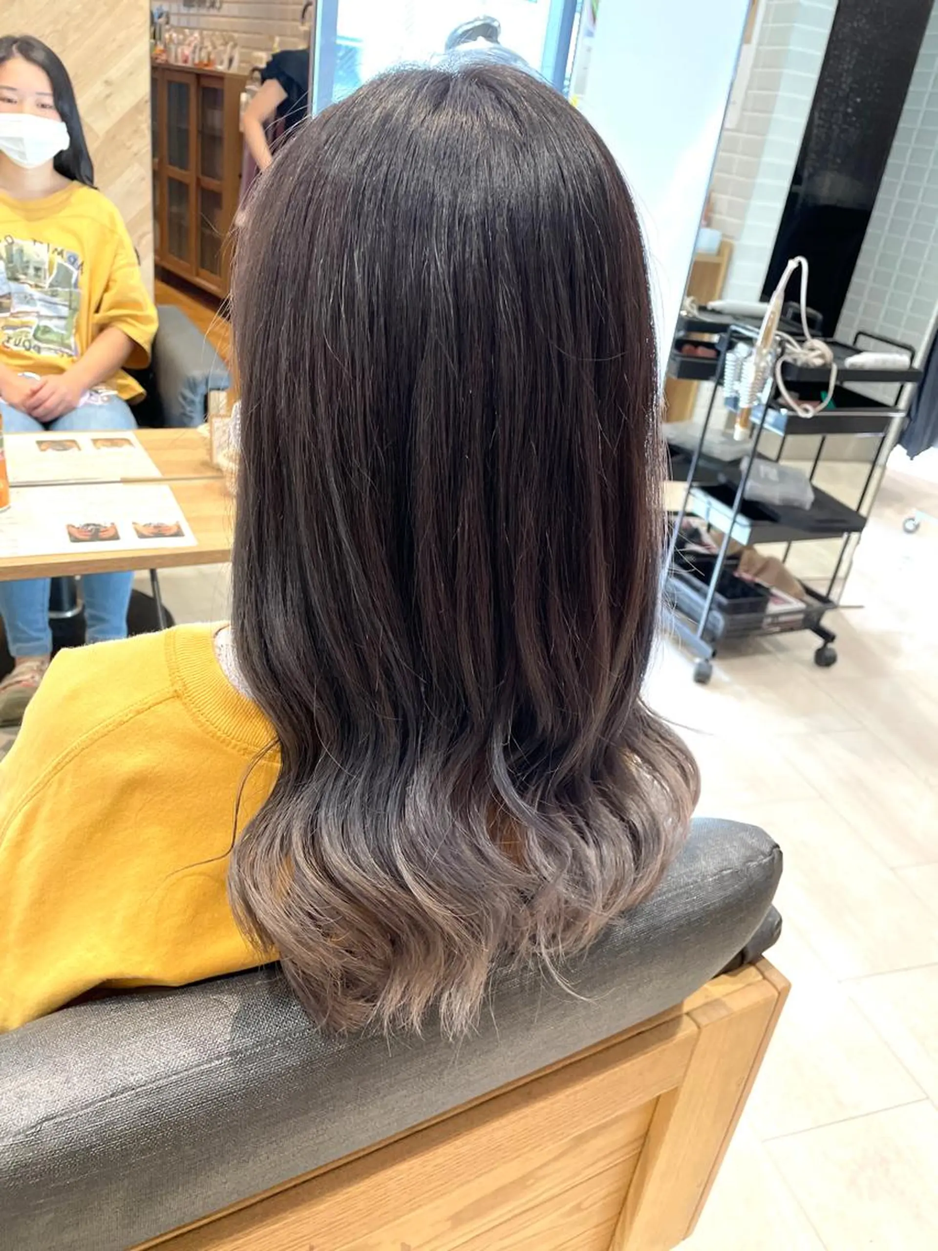 セミロング アッシュ アッシュグレー コトネ🫧 韓国風レイヤーカットのヘアスタイル