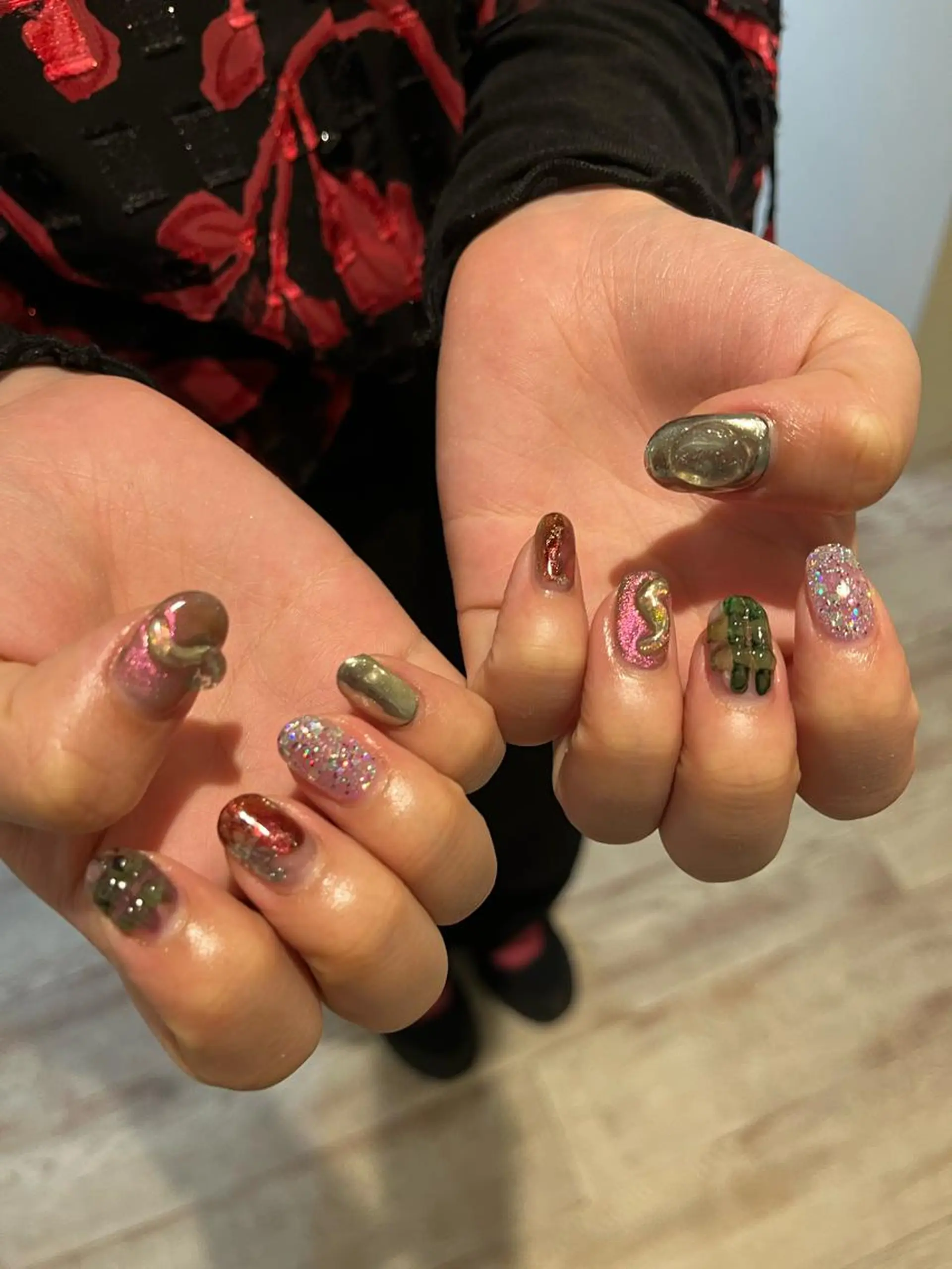 ネイル 赤色 ハンドネイル une／YUKINA 🫧大人nuanceのネイルデザイン