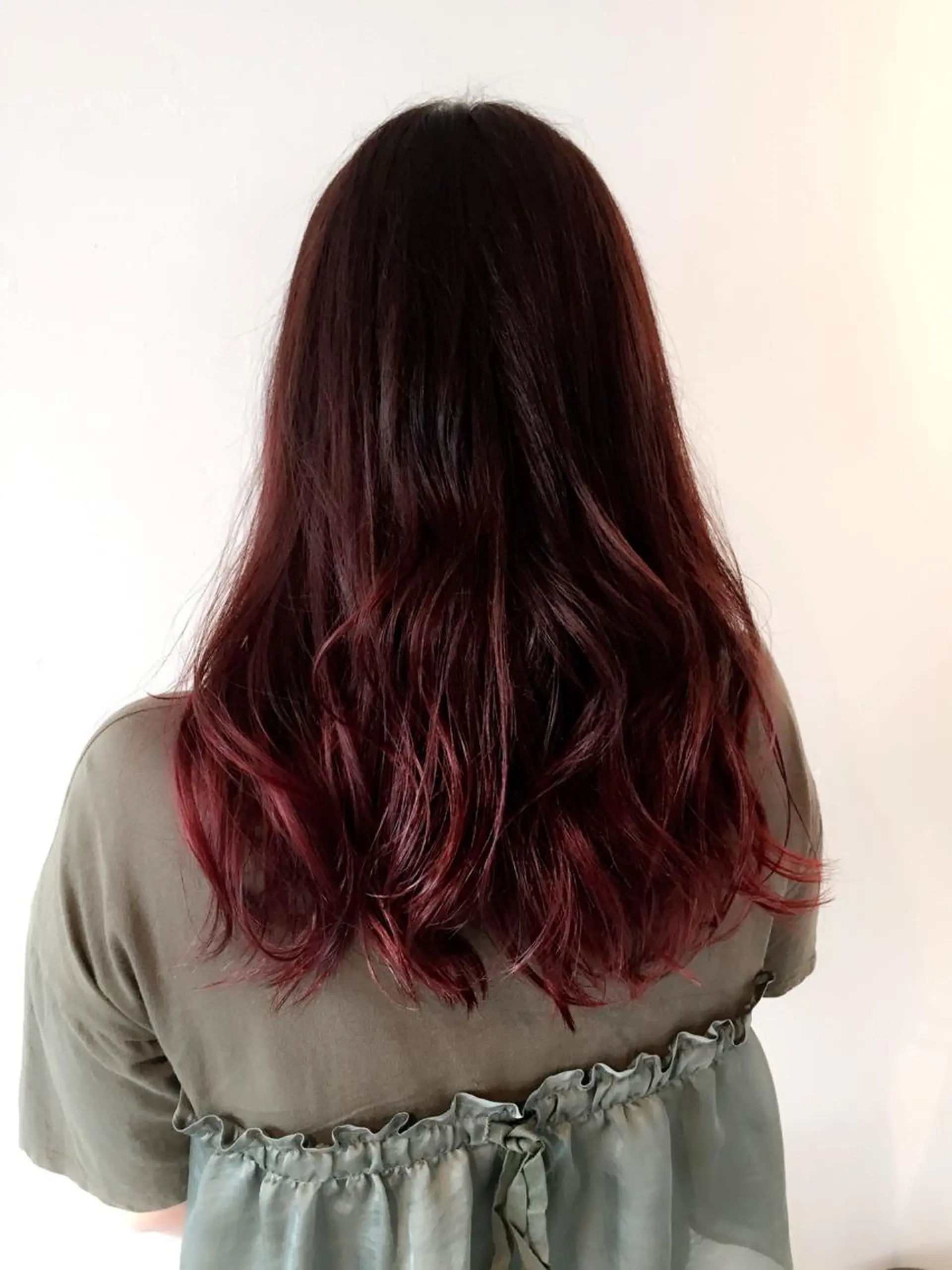 セミロング ロング カラー パーマ グラデーションカラー メンズハイトーン メンズバレイヤージュのヘアスタイル