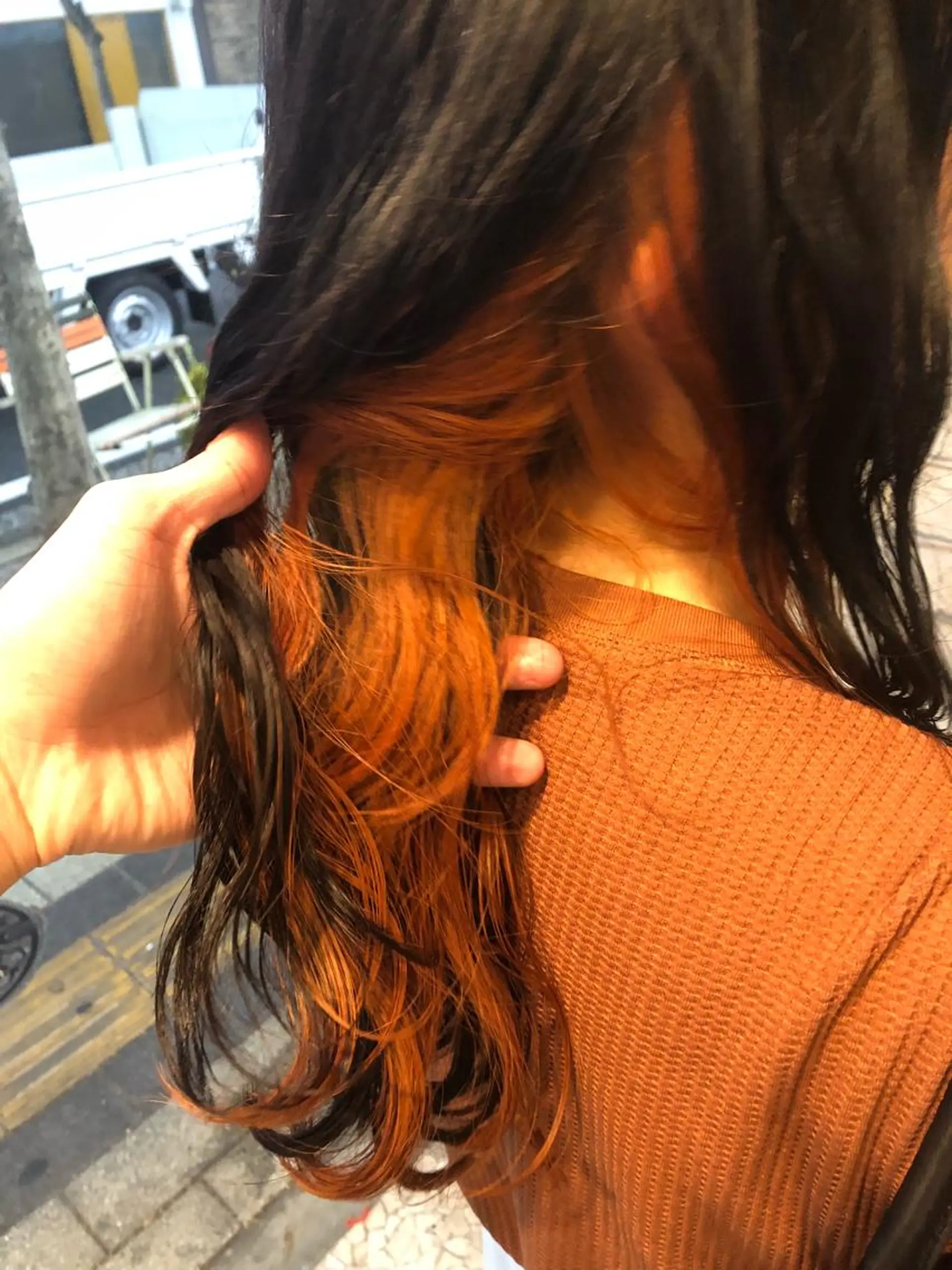 セミロング カラー ブリーチ オレンジ 東條 克義のヘアスタイル