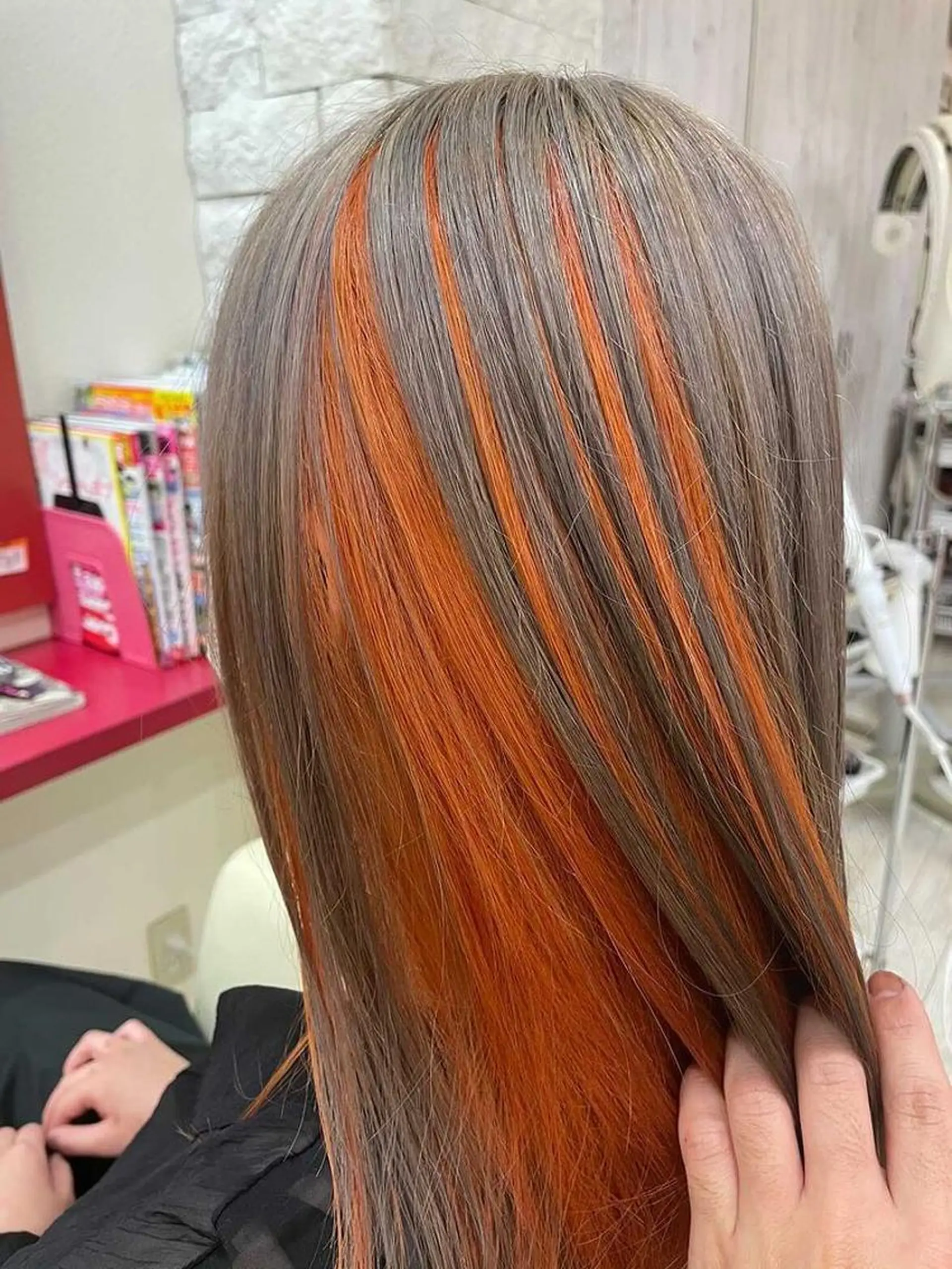 セミロング カラー アッシュ オレンジ まさき✂︎ブリーチ／ デザインカラーのヘアスタイル