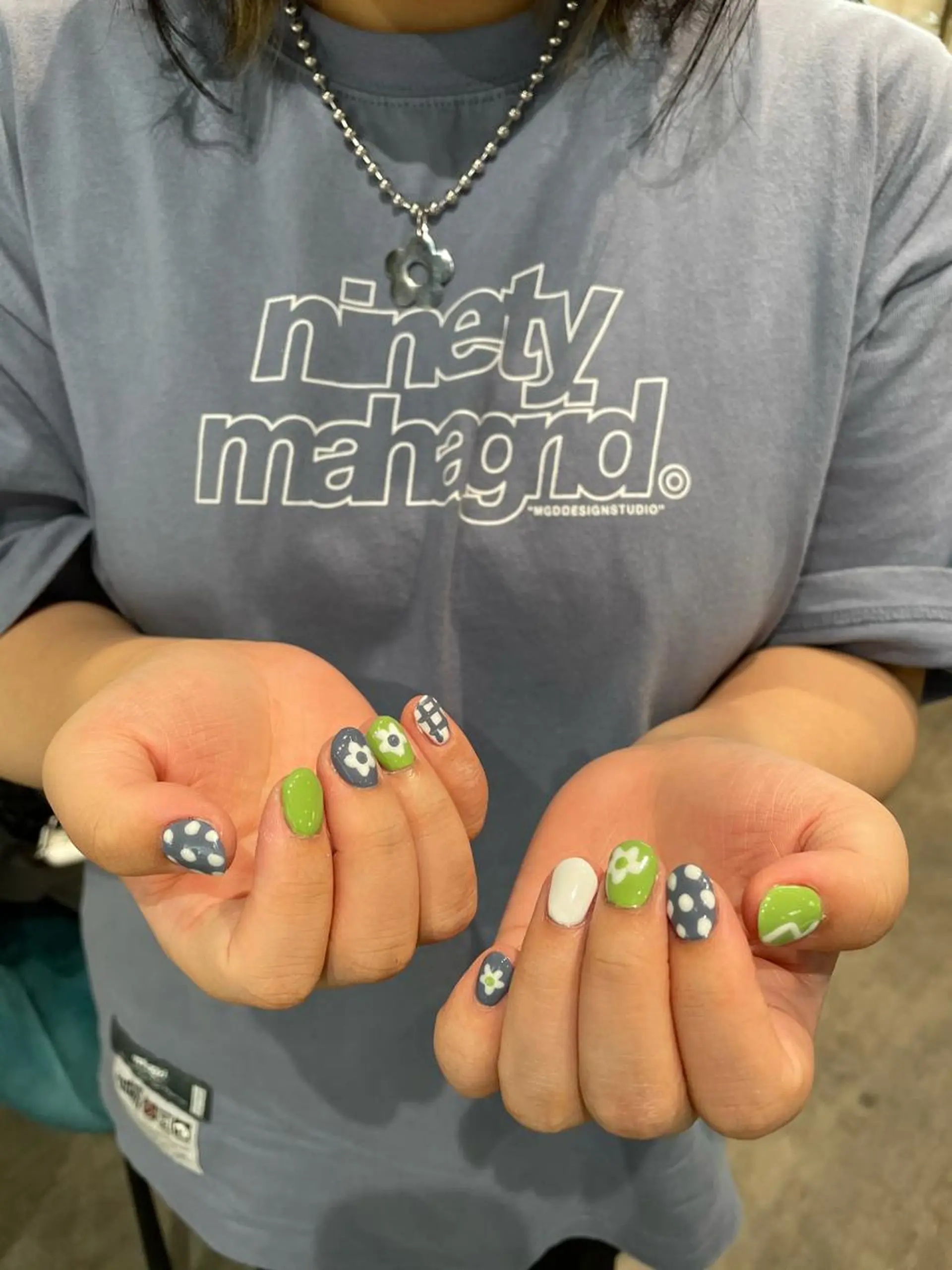 ネイル アートネイル グリーン ネイビー ハンドネイル ナチュラル透明感🌱 小山美樹子のヘアスタイル