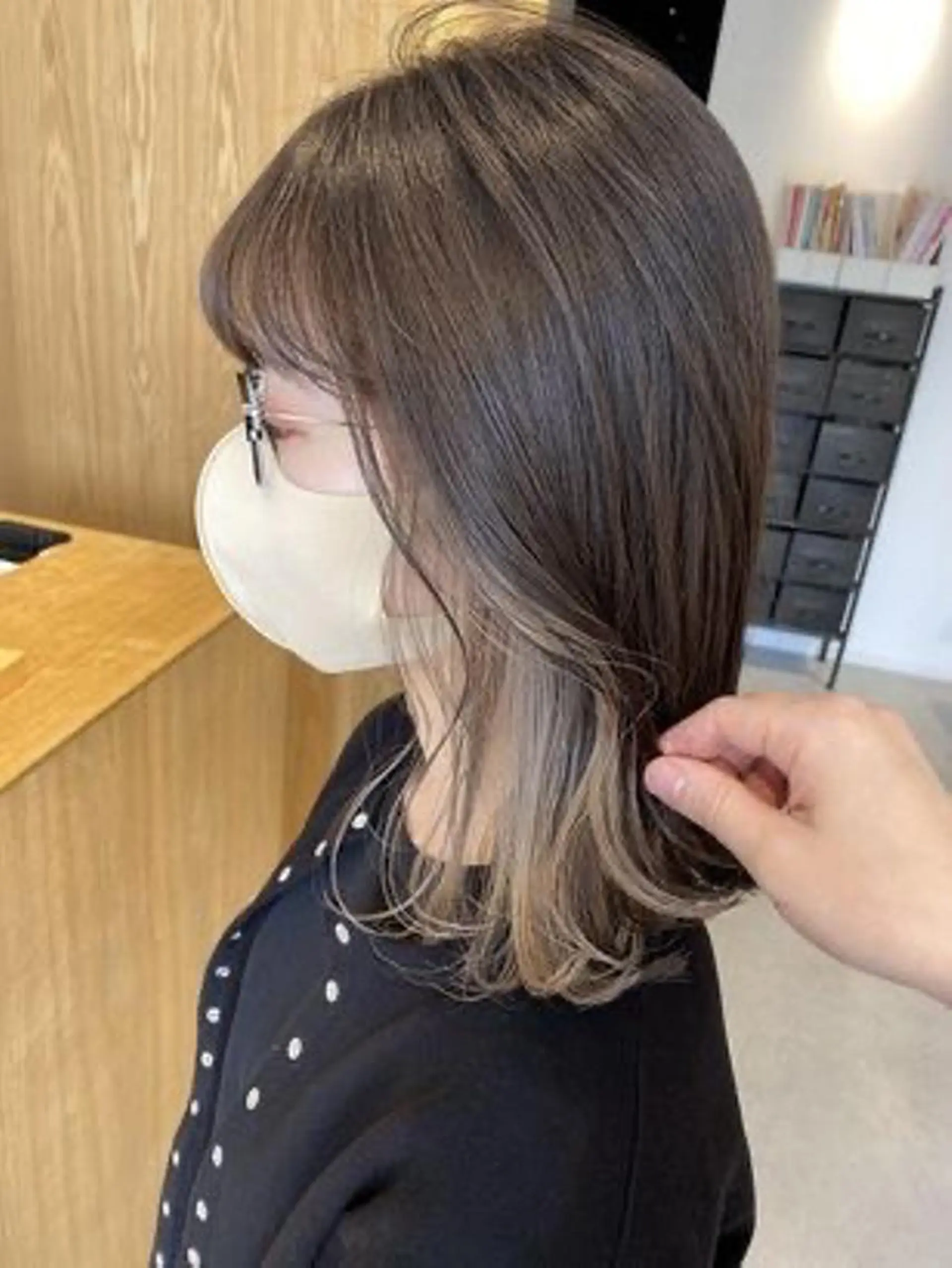 ミディアム カラー あやか/ベージュ /透け感カラーのヘアスタイル