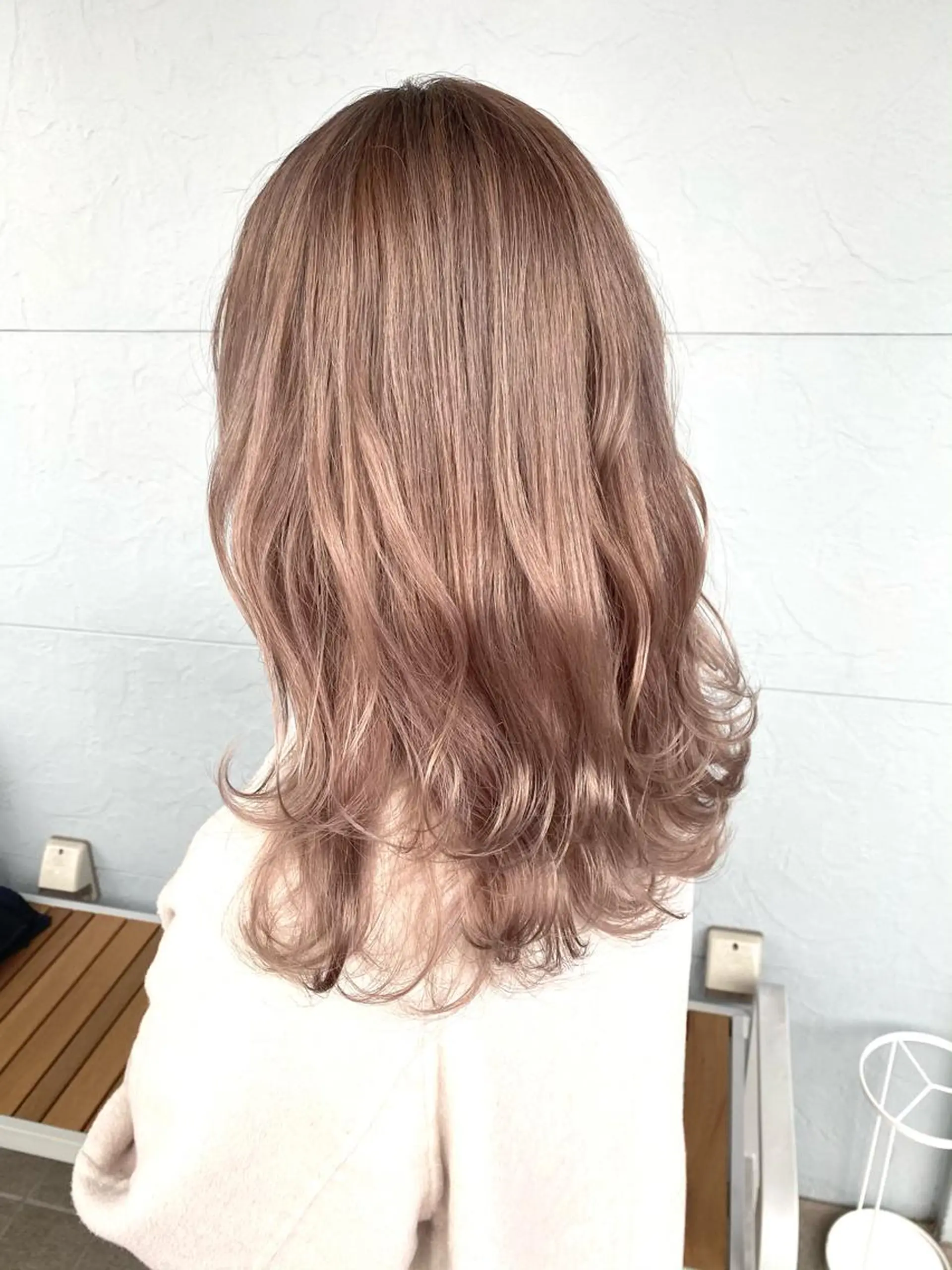 セミロング カラー ベージュカラー ミルクティーベージュ ヘアカラー トリートメント lani ブリーチ /ダブルカラーのヘアスタイル