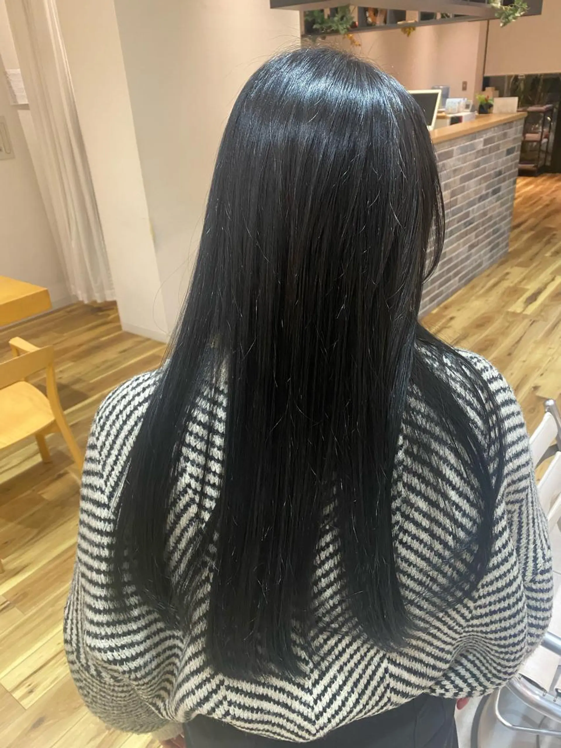 ロング カラー 黒髪 ブルーカラー ブルーブラック 岡本 梨沙のヘアスタイル