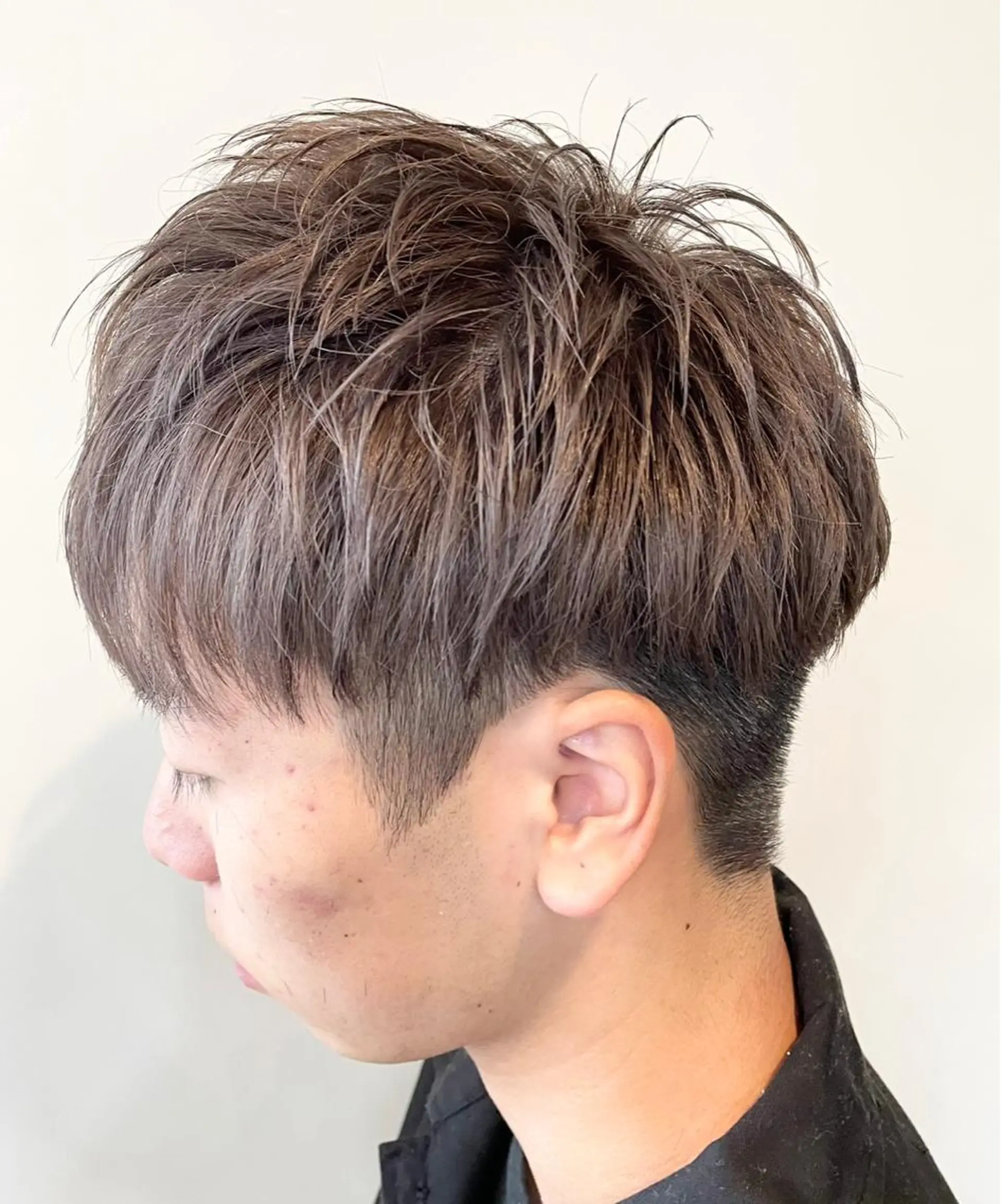 ショート カラー メンズ メンズブリーチ 黒髪 ブリーチ グレージュ ミルクティーグレージュ カット ヘアカラー FLAGS YAMATOのヘアスタイル