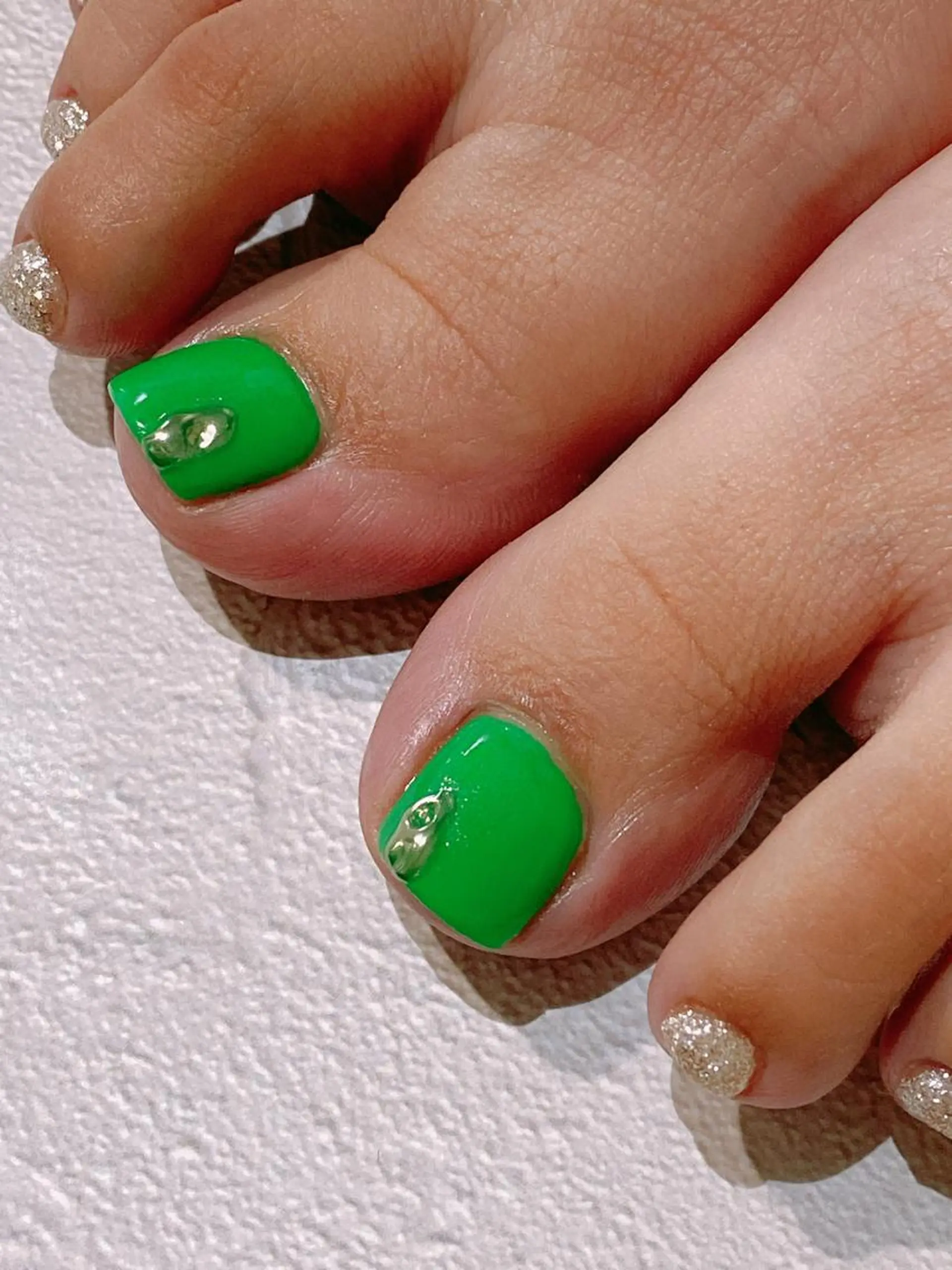 ネイル グリーン シルバー 大人キレイ 𝑁𝑖𝑥𝑖𝑠のネイルデザイン