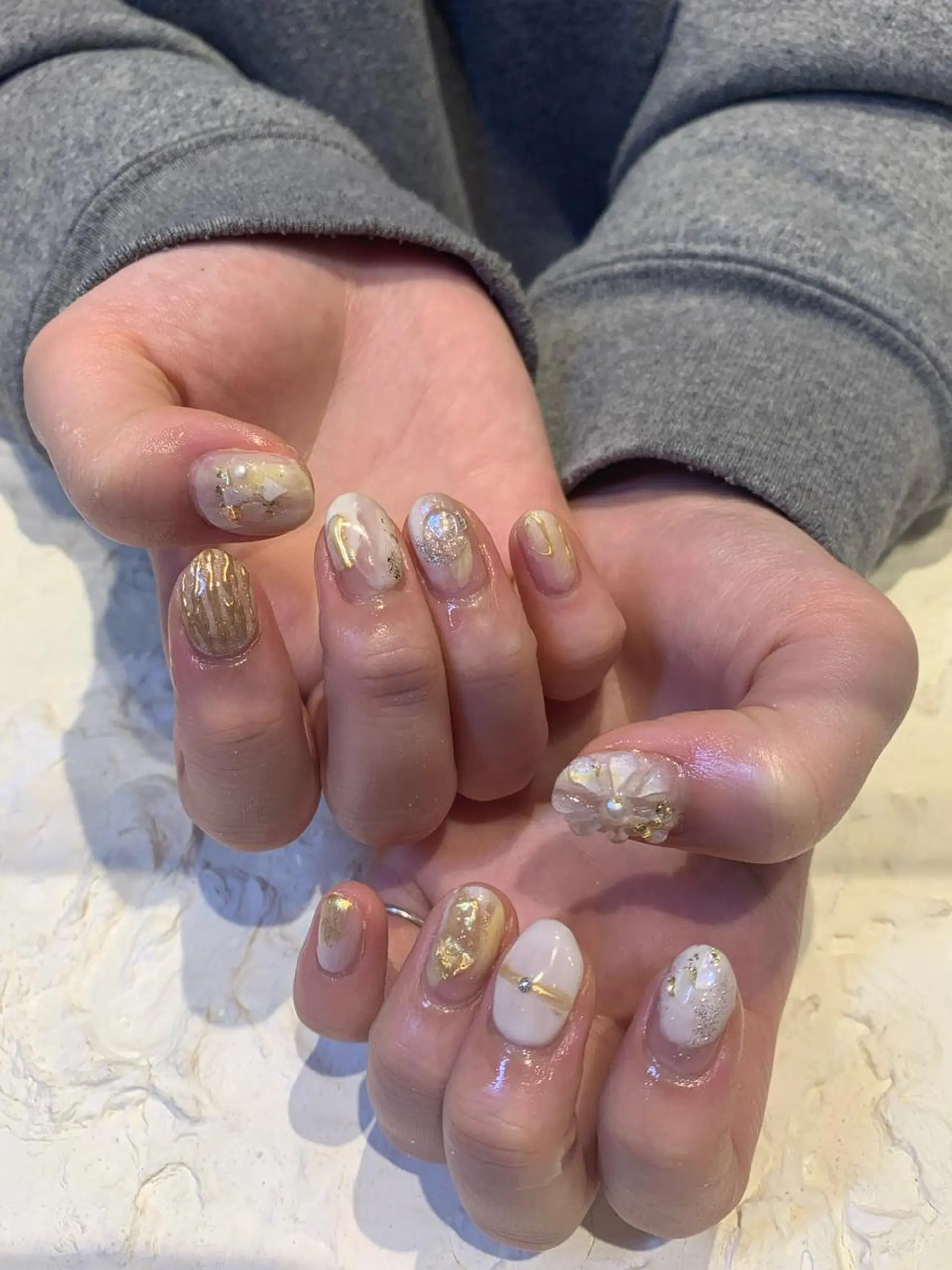 ネイル ホワイト マキノ ユイのネイルデザイン