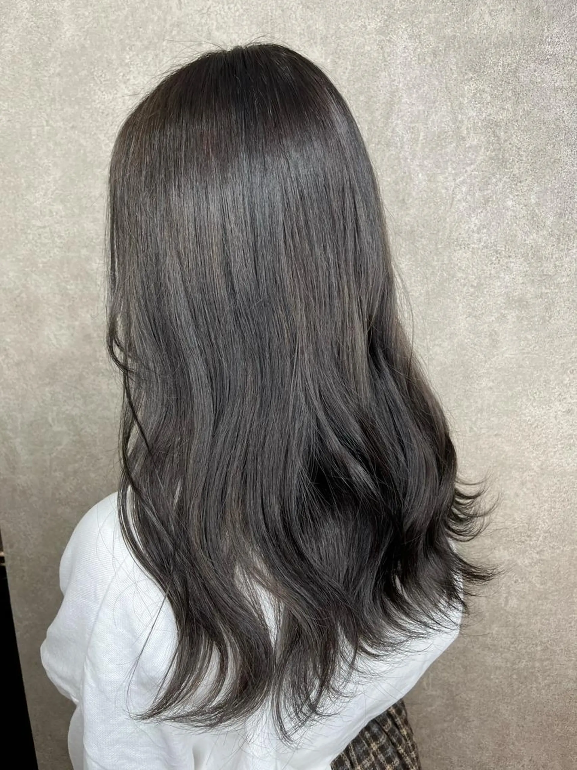 ロング カラー グレージュ 山口 詩織のヘアスタイル