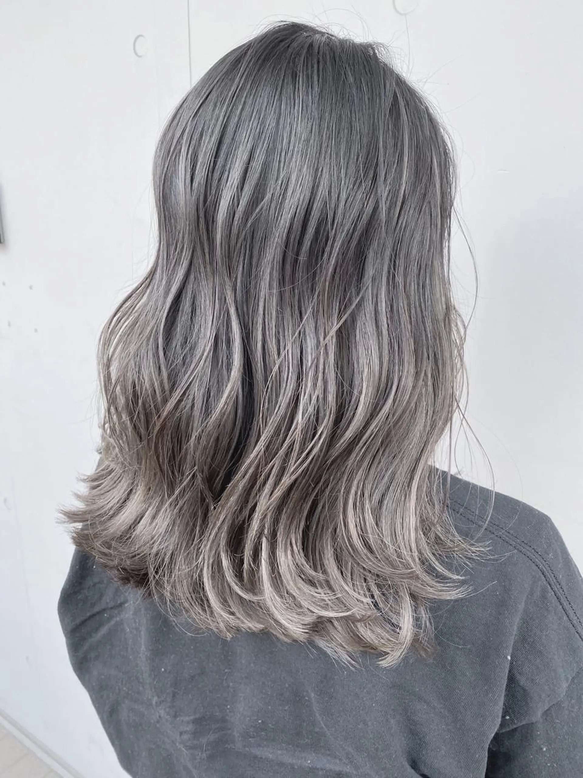セミロング カラー ヘアアレンジ ハイライトカラー イルミナカラー インナーカラー ハイライト レイヤーカット ✨ハイクオリティ✨ 山本香也のヘアスタイル