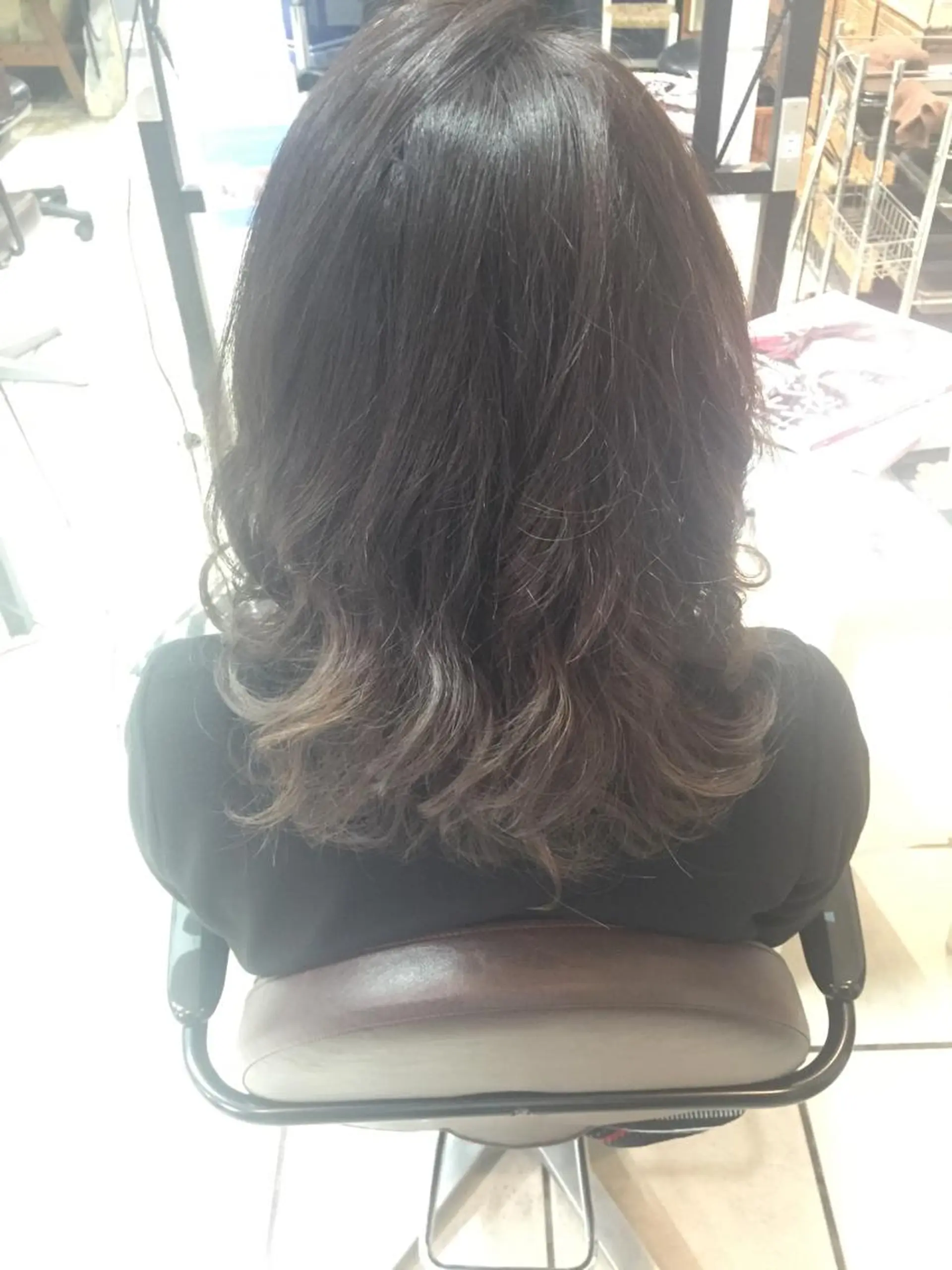 ミディアム カラー アッシュ ブリーチ グラデーションカラー グレージュ 西村 達哉のヘアスタイル