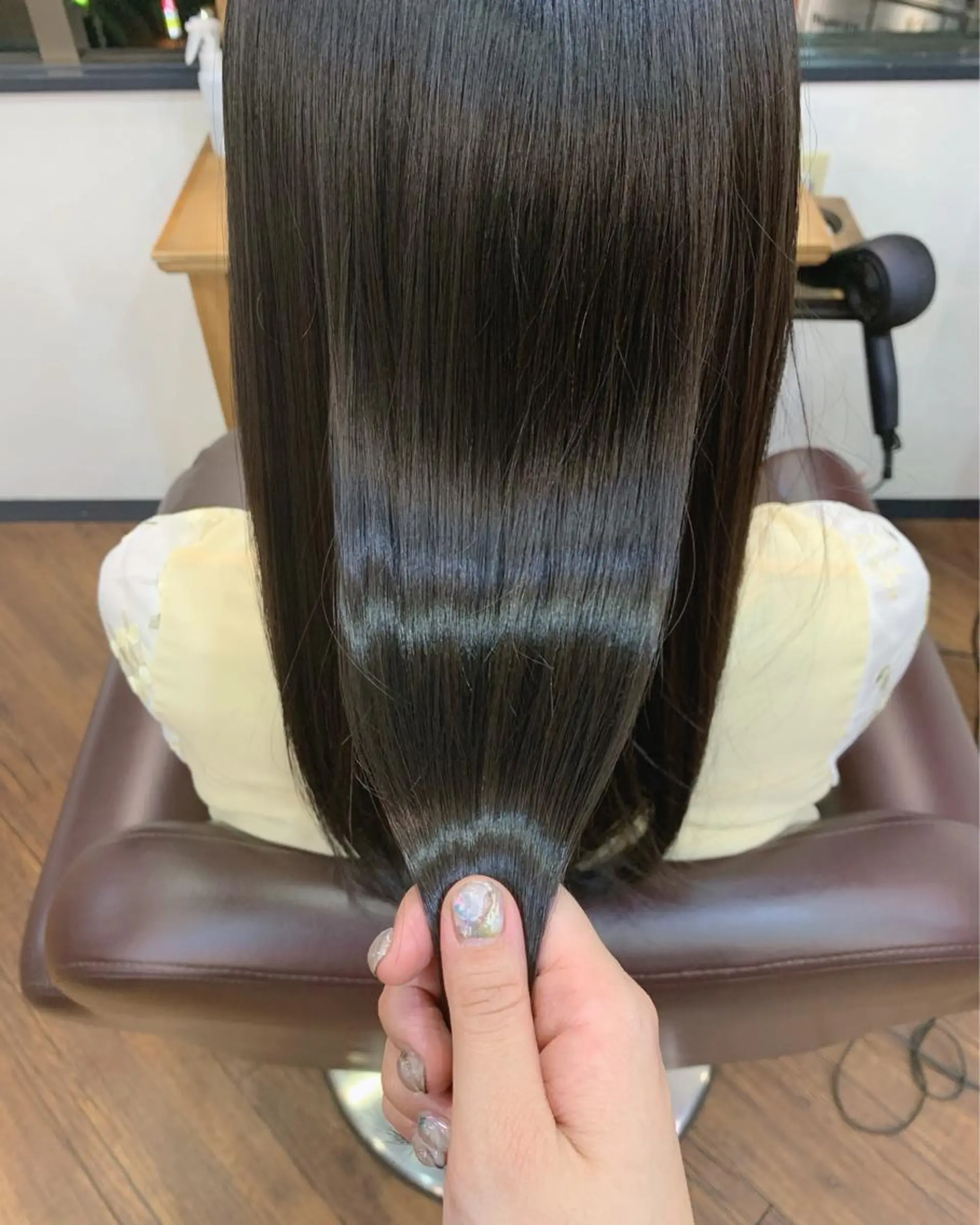 ロング トリートメント 酸熱トリートメント レイヤーカット、 大人可愛い　中村美羅のヘアスタイル