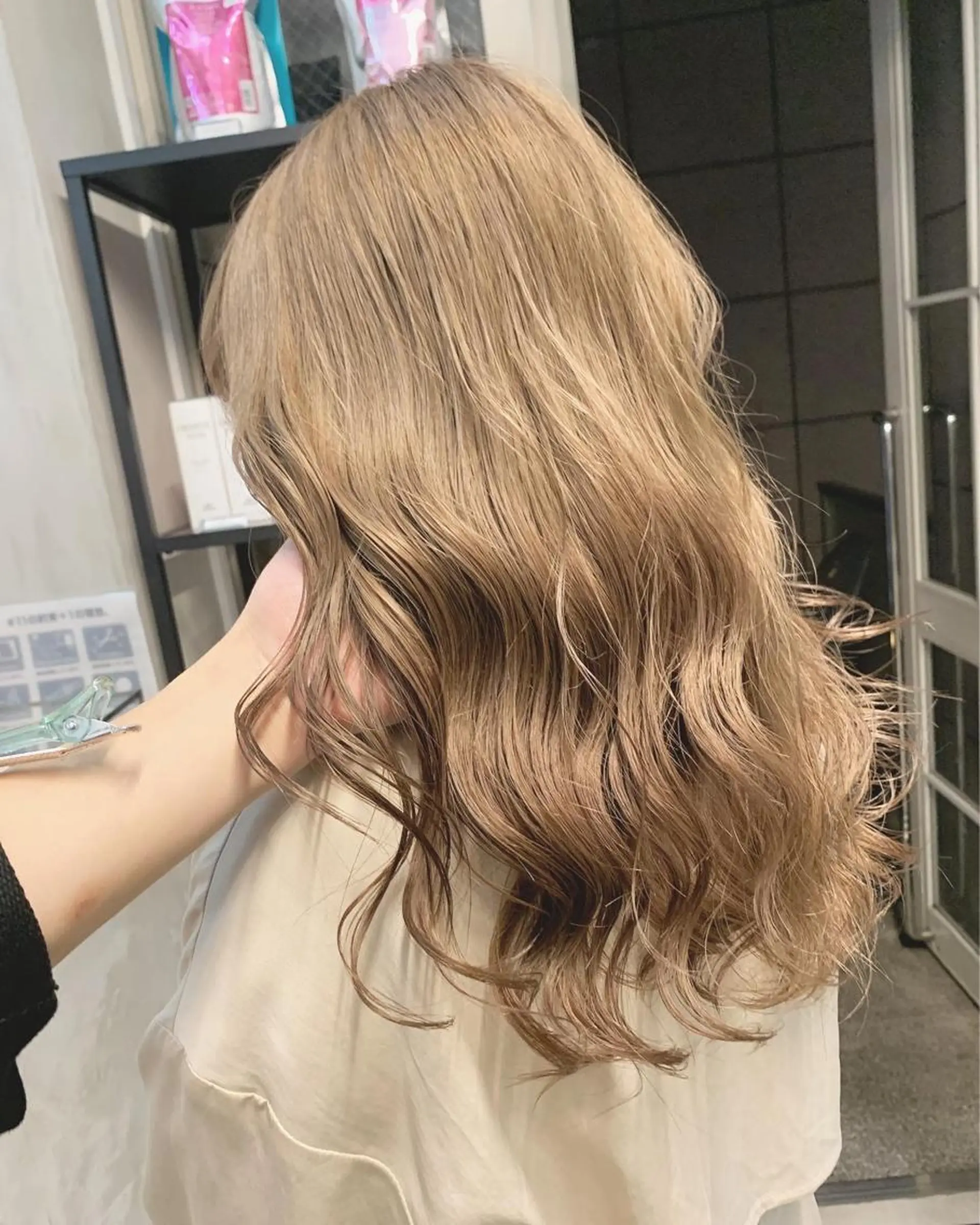 セミロング カラー ネイル ハイトーンボブ 前田 表参道　グレージュのヘアスタイル