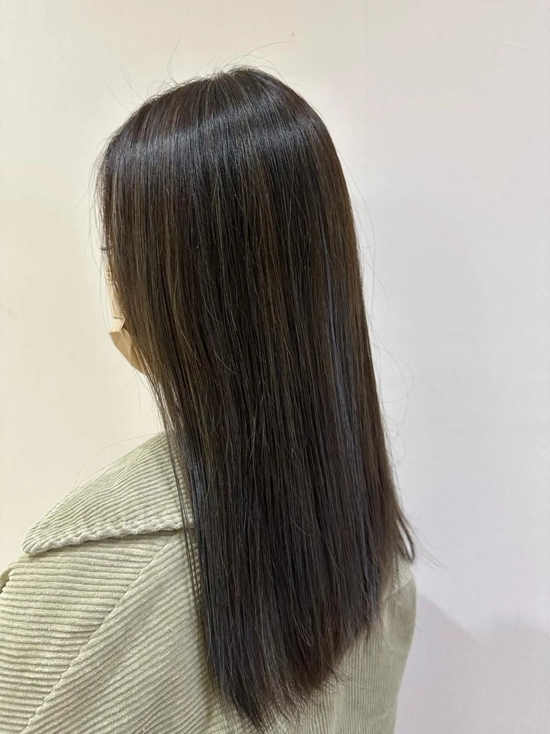 ロング カラー アッシュ ハイライトカラー シルバー シルバーアッシュ ハイライト 相澤 茉澄のマツエク・マツパデザイン