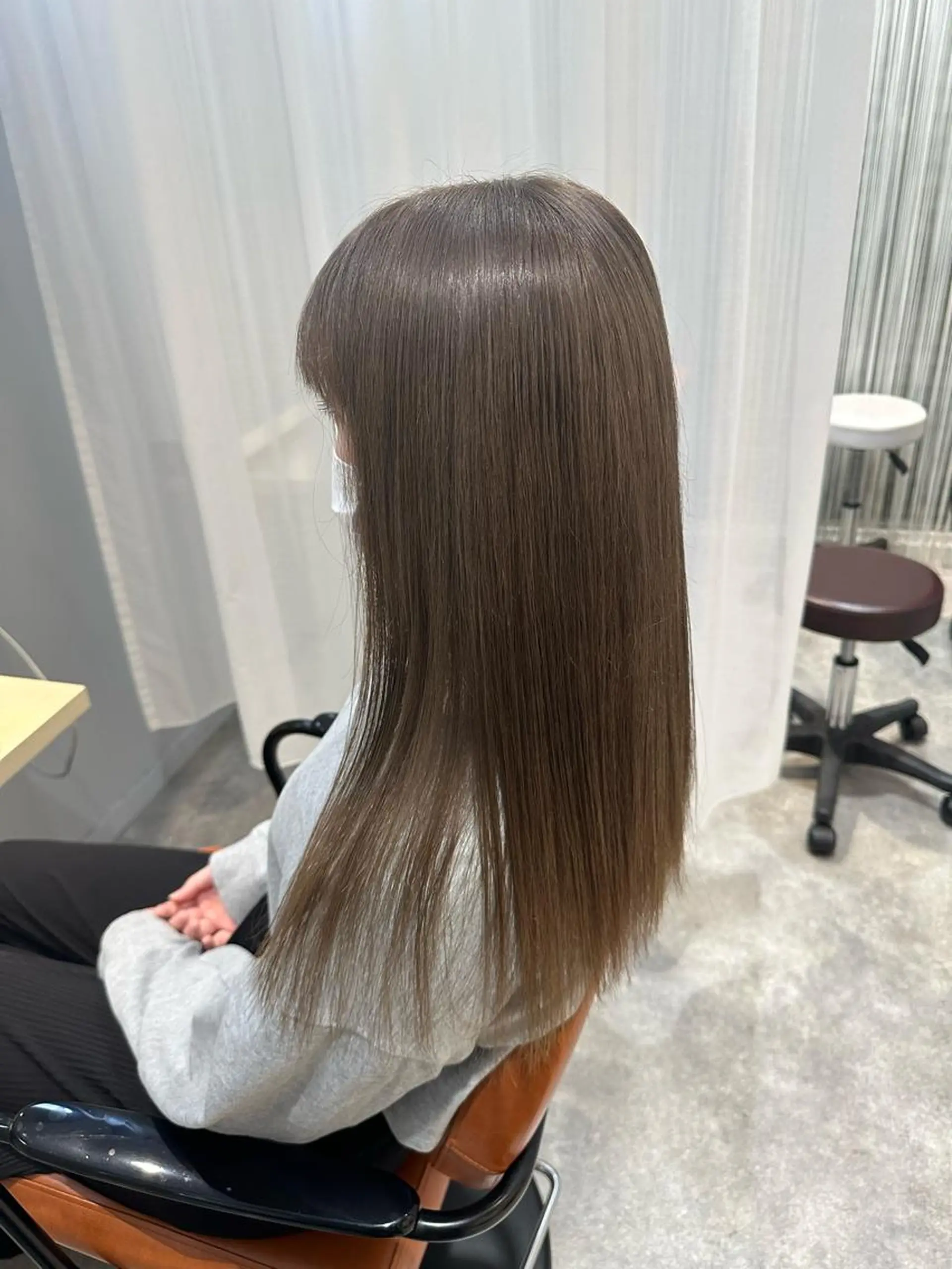 ロング カラー ブリーチ ケアブリーチ グレージュ Sakura .のヘアスタイル