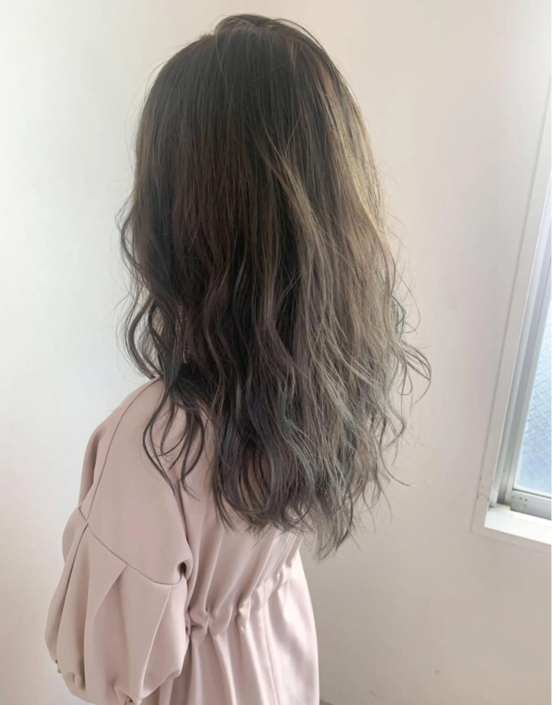 ロング カラー アッシュ 透明感カラー 美髪矯正・レイヤー 倉友哉のヘアスタイル