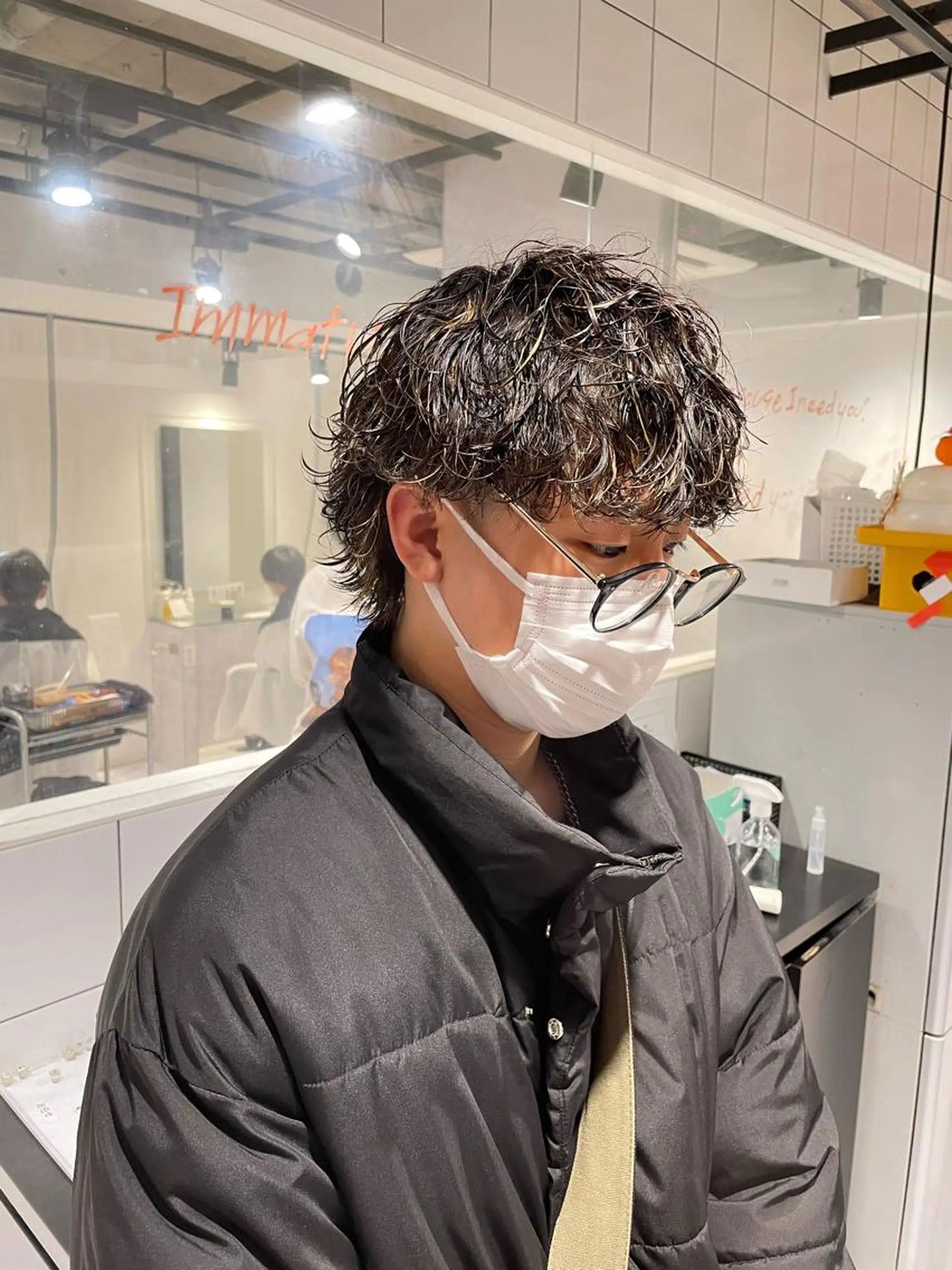 ショート カラー パーマ ヘアアレンジ メンズ メンズブリーチ センターパート メンズハイライト メンズハイトーン マッシュウルフ カット パーマ トリートメント ヘッドスパ ヘアセット スパイキー/フェザー /波巻き/かいとのヘアスタイル