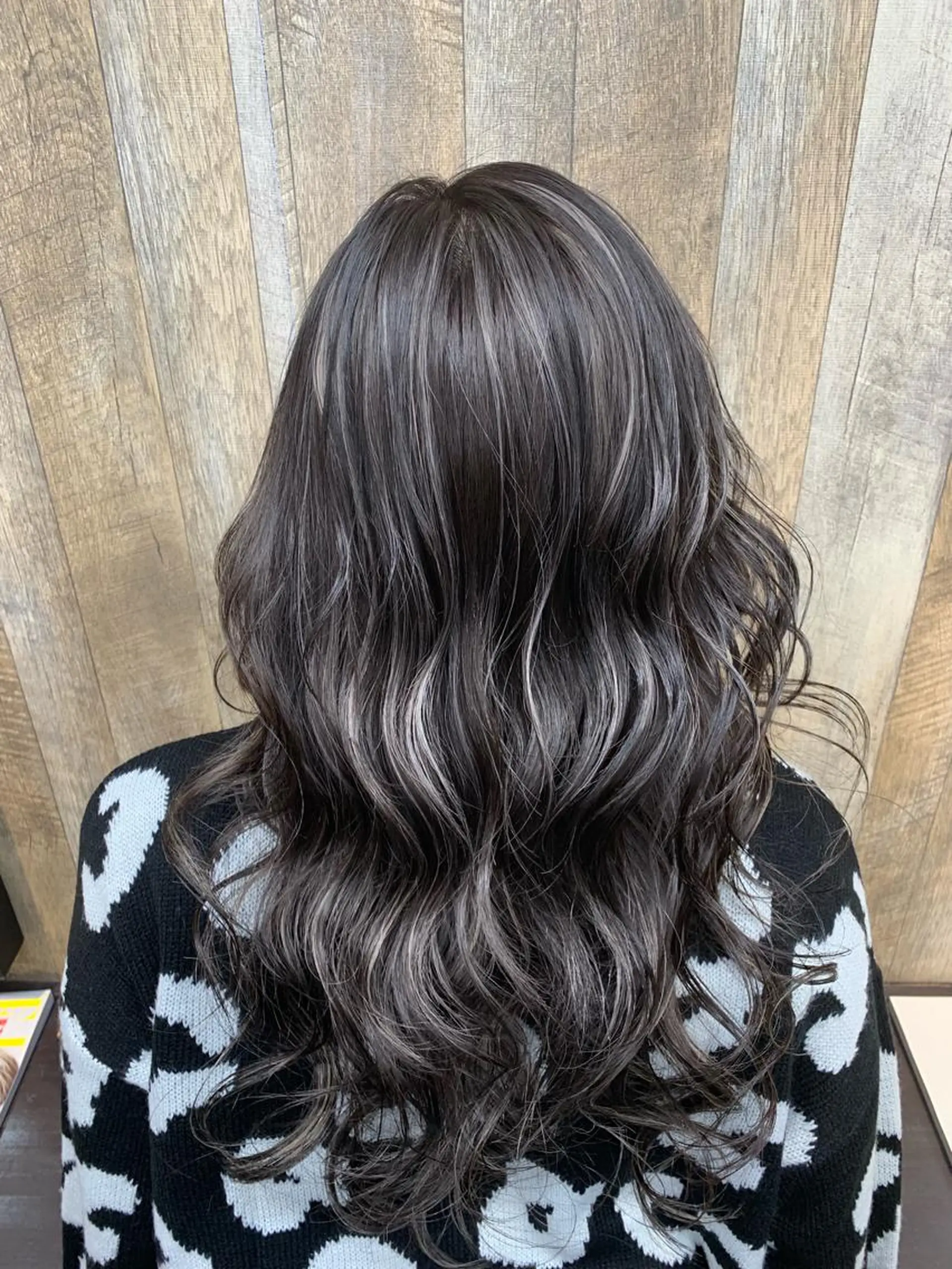 ロング カラー ダークグレー ダークグレージュ グレージュ メッシュ ヘアカラー 渡辺 勇大のヘアスタイル